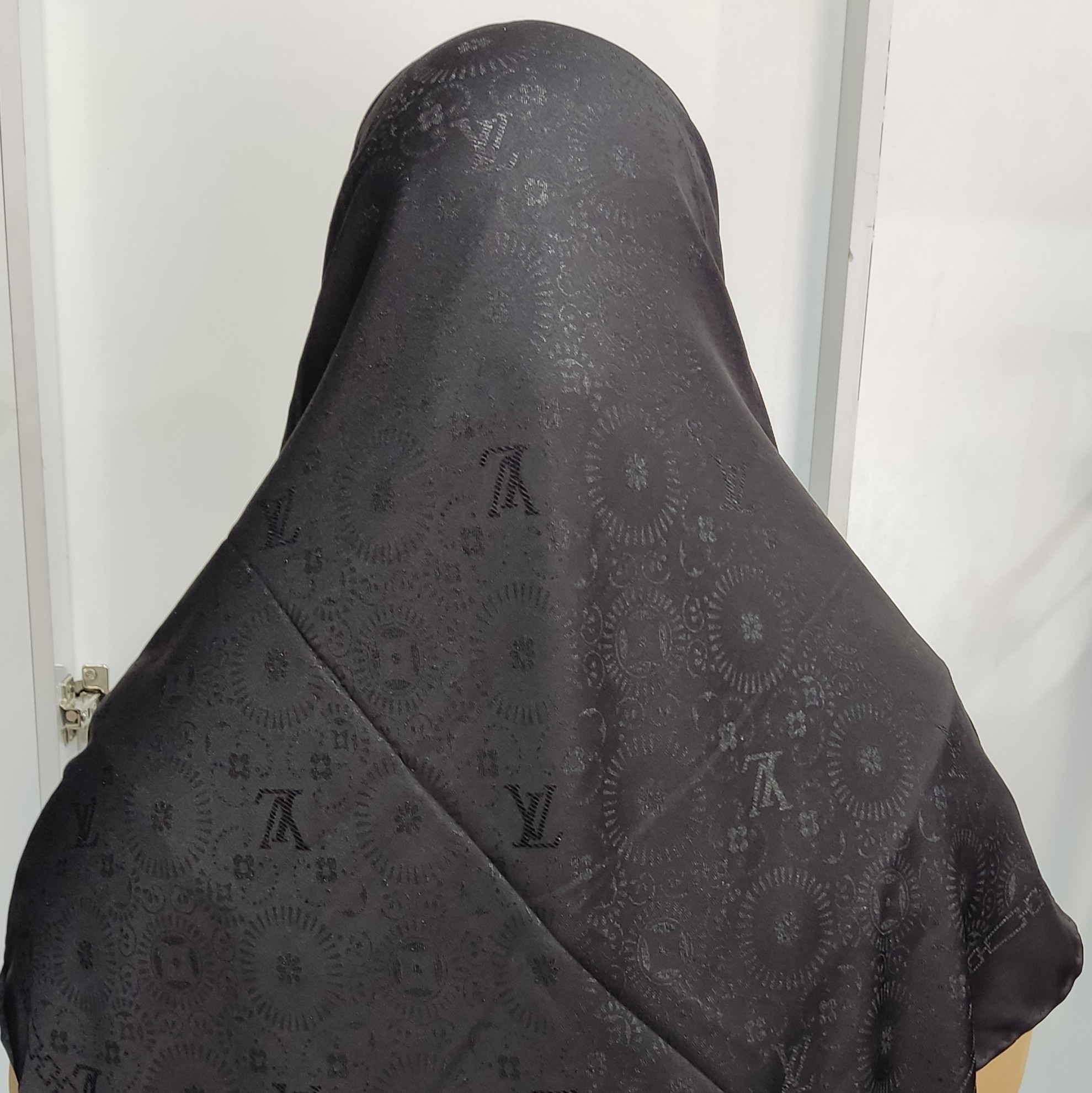 روسری ساتن نخ ترک طرح دار قواره 140