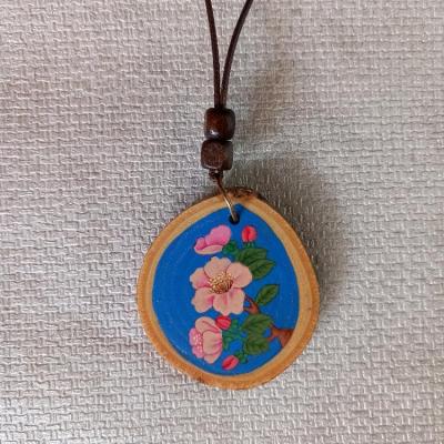 گردن‌آویز چوبی، طرح گل و مرغ