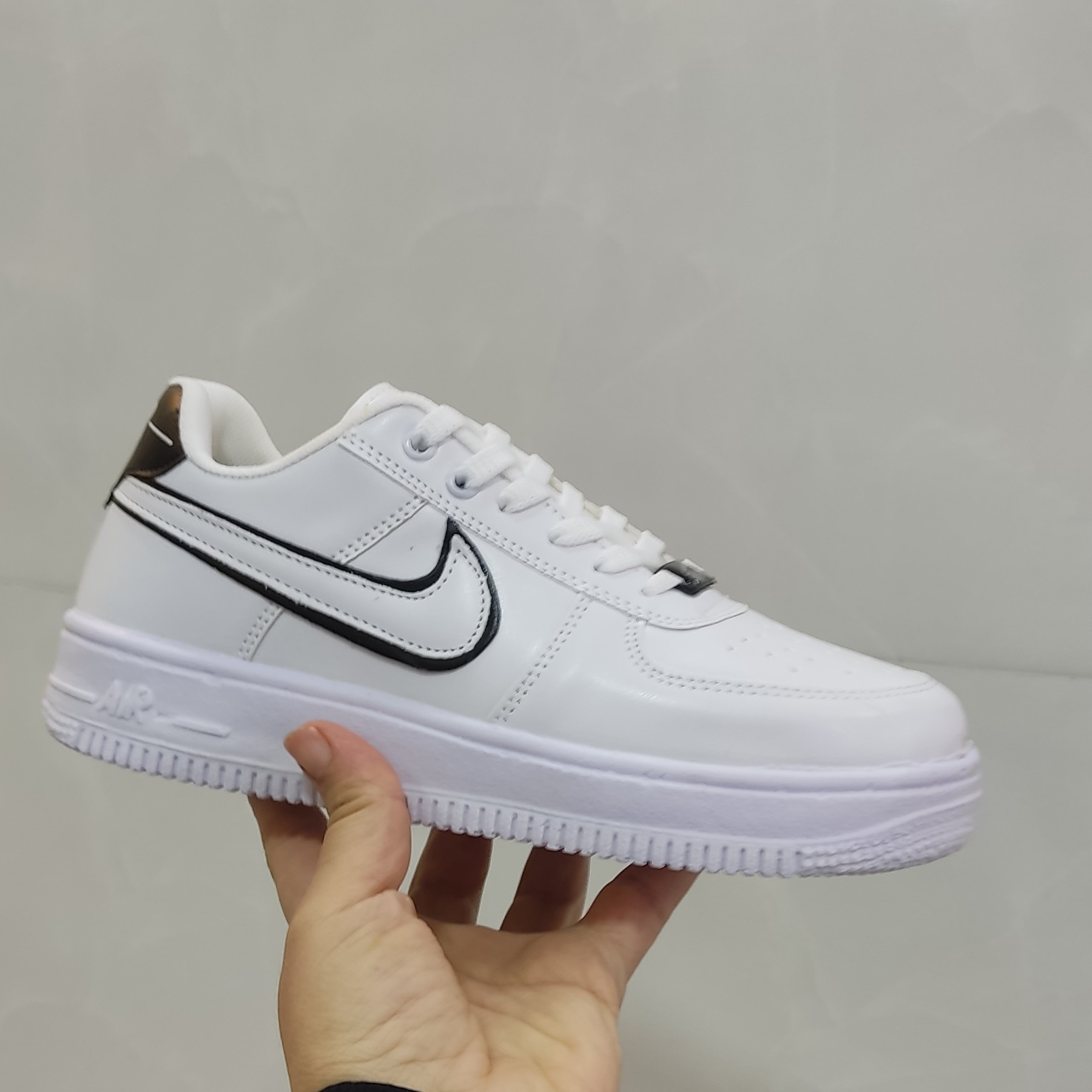 کتونی مدل نایک ایر فورس جدید بمب بازار در دورنگ سفید ومشکی