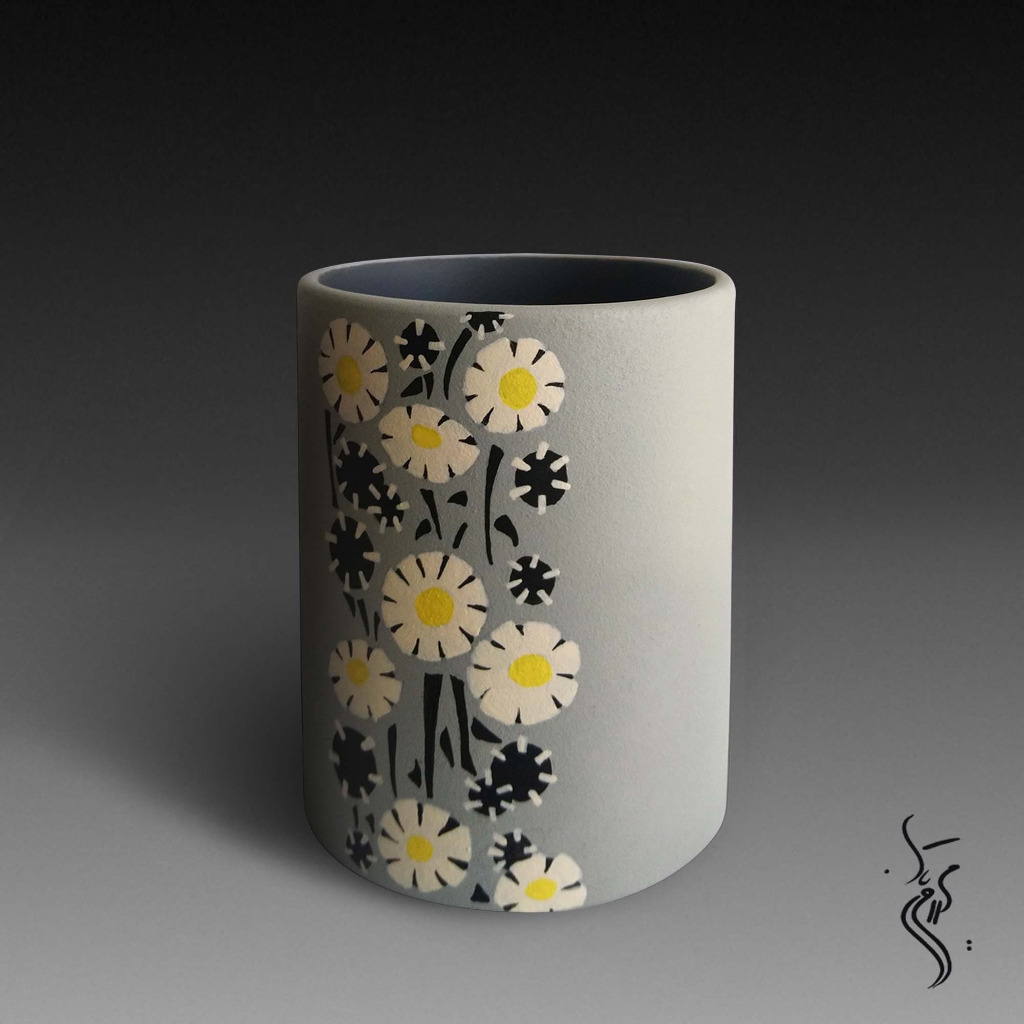 ماگ استوانه ای سفالی رنگ طوسی با ارتفاع تقریبی 12 سانتیمتر  مدل بابونه جادویی کد o02