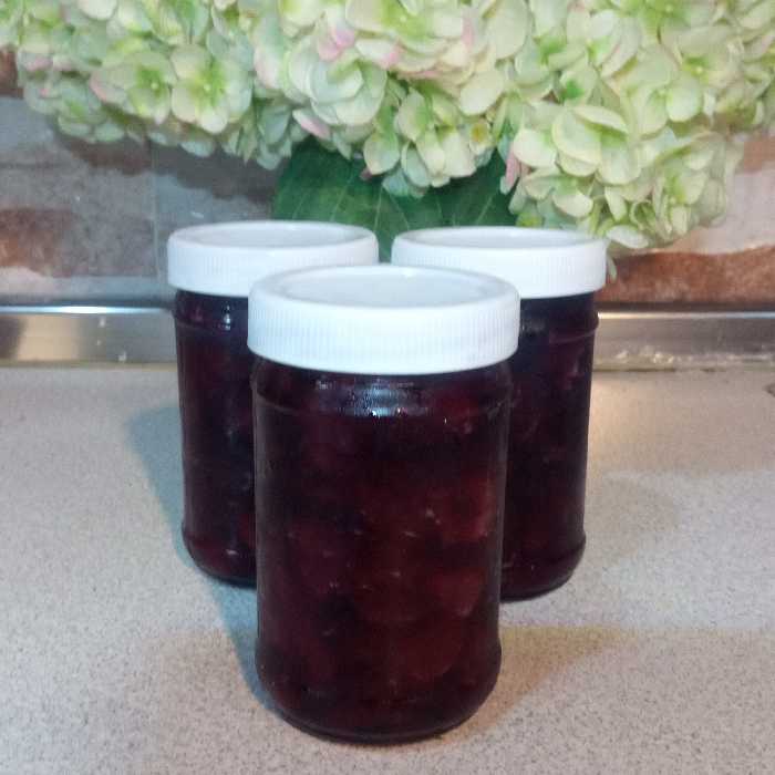 مربای گیلاس خانگی با گیلاس سیاه و صورتی مستقیم از باغ