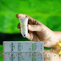 دور چشم احیا کننده و شاداب کننده رولی سیمپل مدل Revitalising