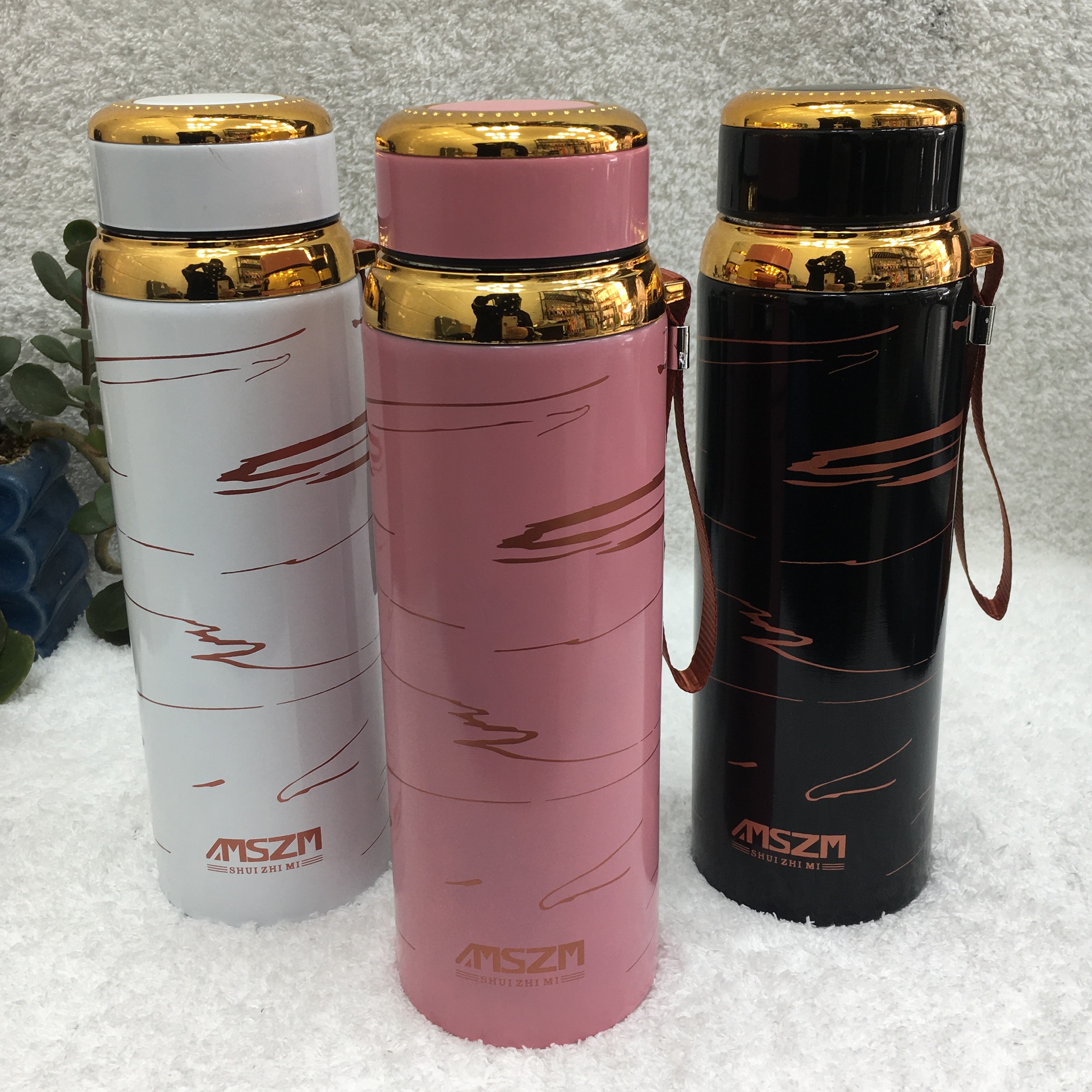 فلاسک طرح ماربل در سه رنگ ثابت دور طلایی،حجم 800 میل نگهداری دمای سرد و گرم تا حداقل 10 ساعت 