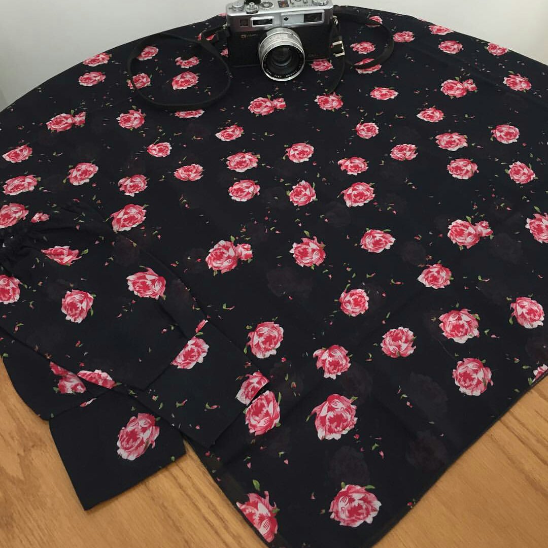 ست روسری و ساق سورمه ای گل قرمز