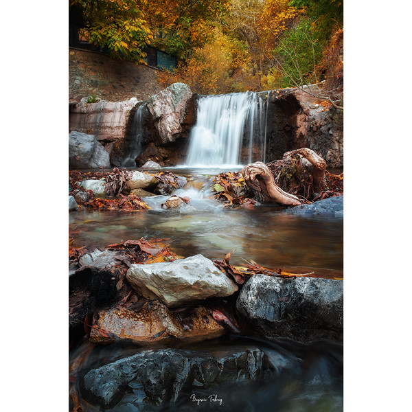 تابلو شاسی مدل منظره آبشار کوچک محلی در پاییز کد 021 | دنیای قاب