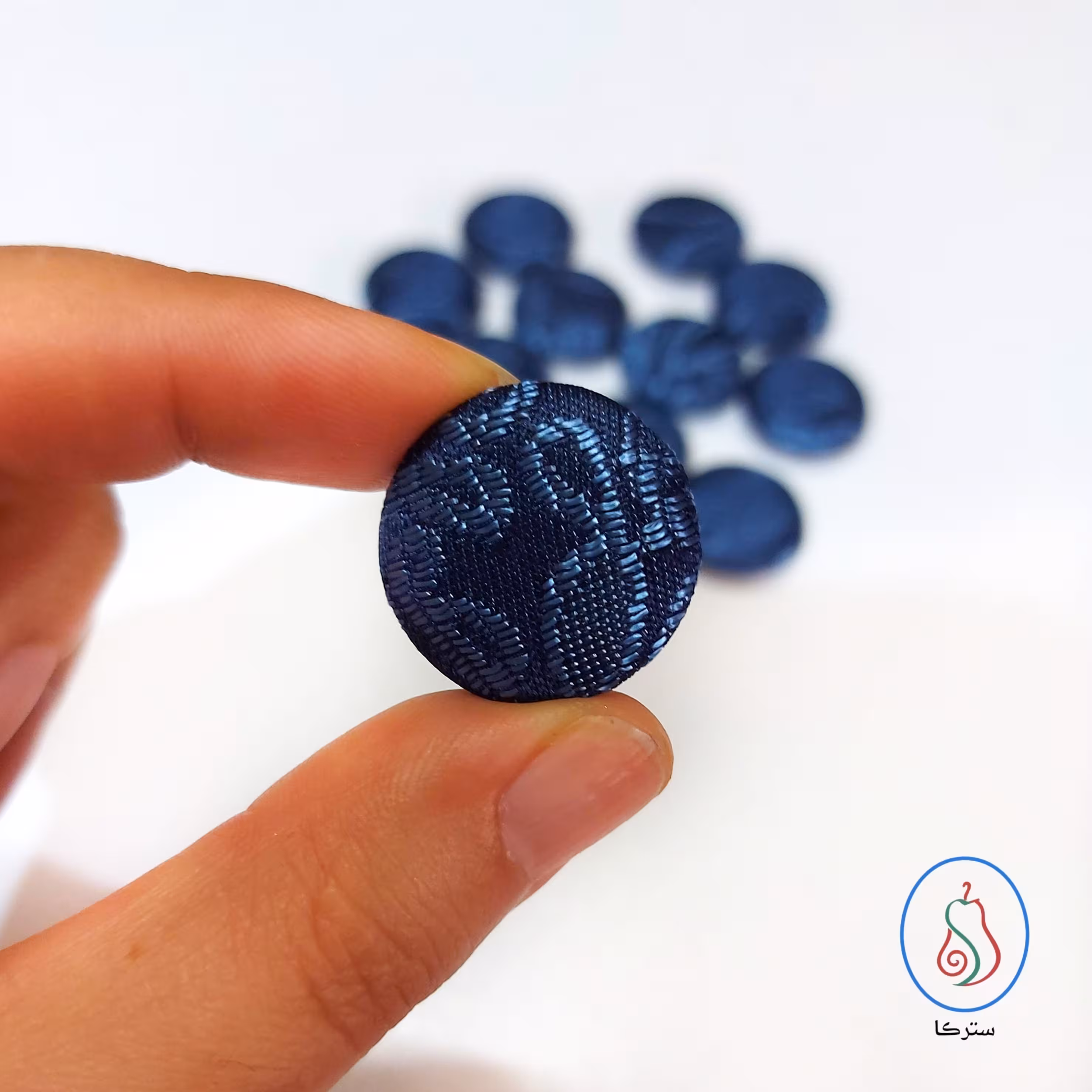 دکمه پارچه ای آبی طرح دار فلزی  2.4 سانتی