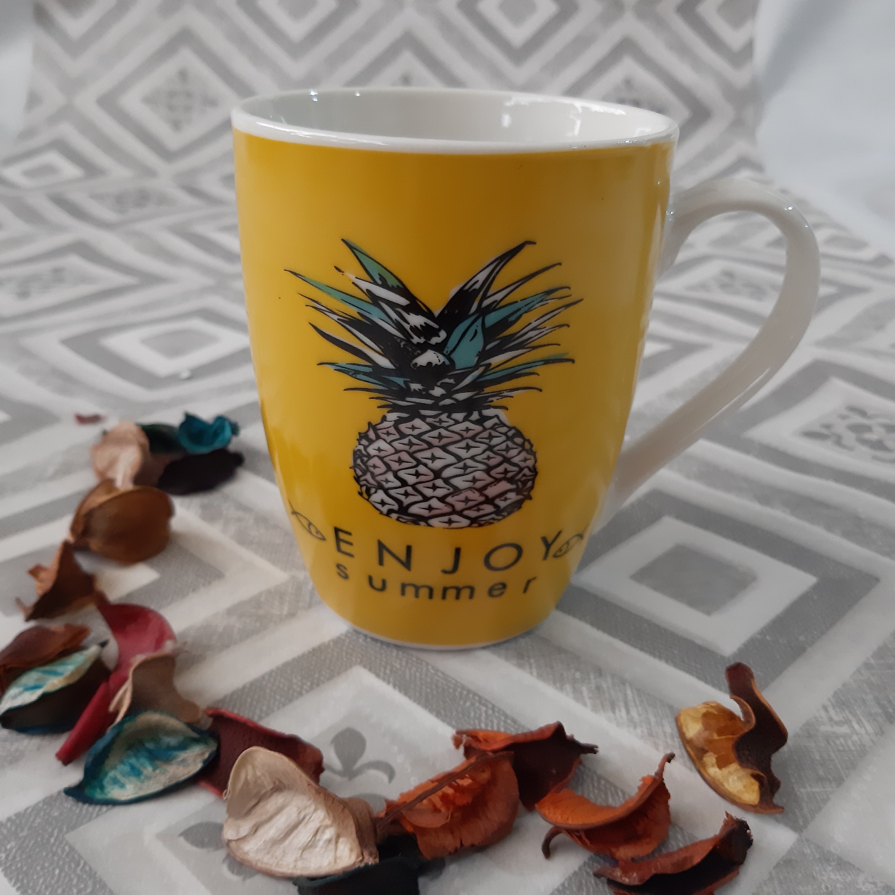 ماگ سرامیکی بدون درب  خردلی رنگ طرح آناناسی مخصوص نوشیدن چای قهوه یا دمنوش 