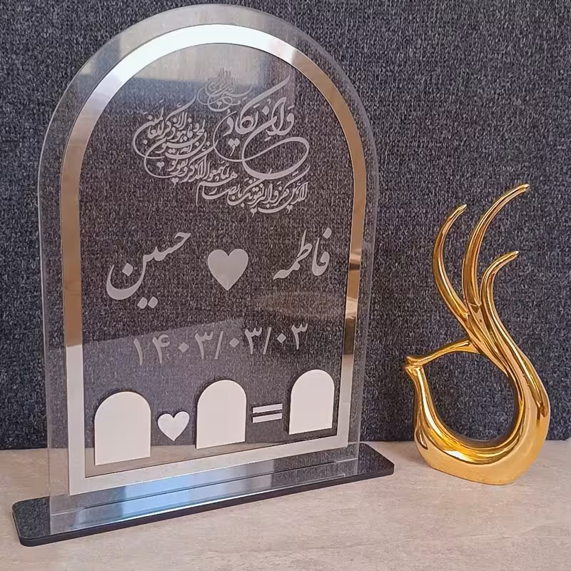 استند اثرانگشت نامزدی بدون گل آرایی با حک تصویر و روکش مولتی طلایی یا نقره ای آینه ای همراه با پایه