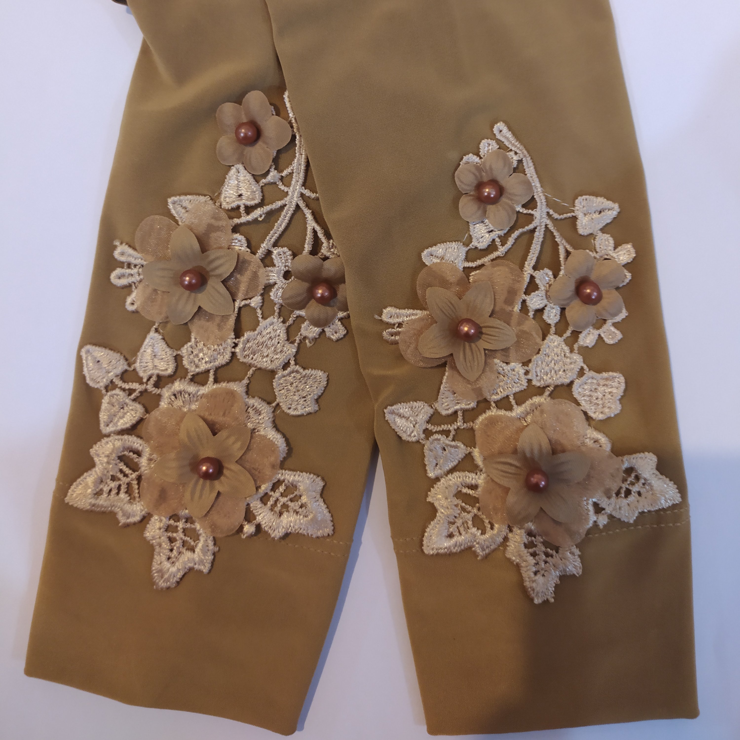 ساق دست گل برجسته مدل تری‌دی رنگ نخودی