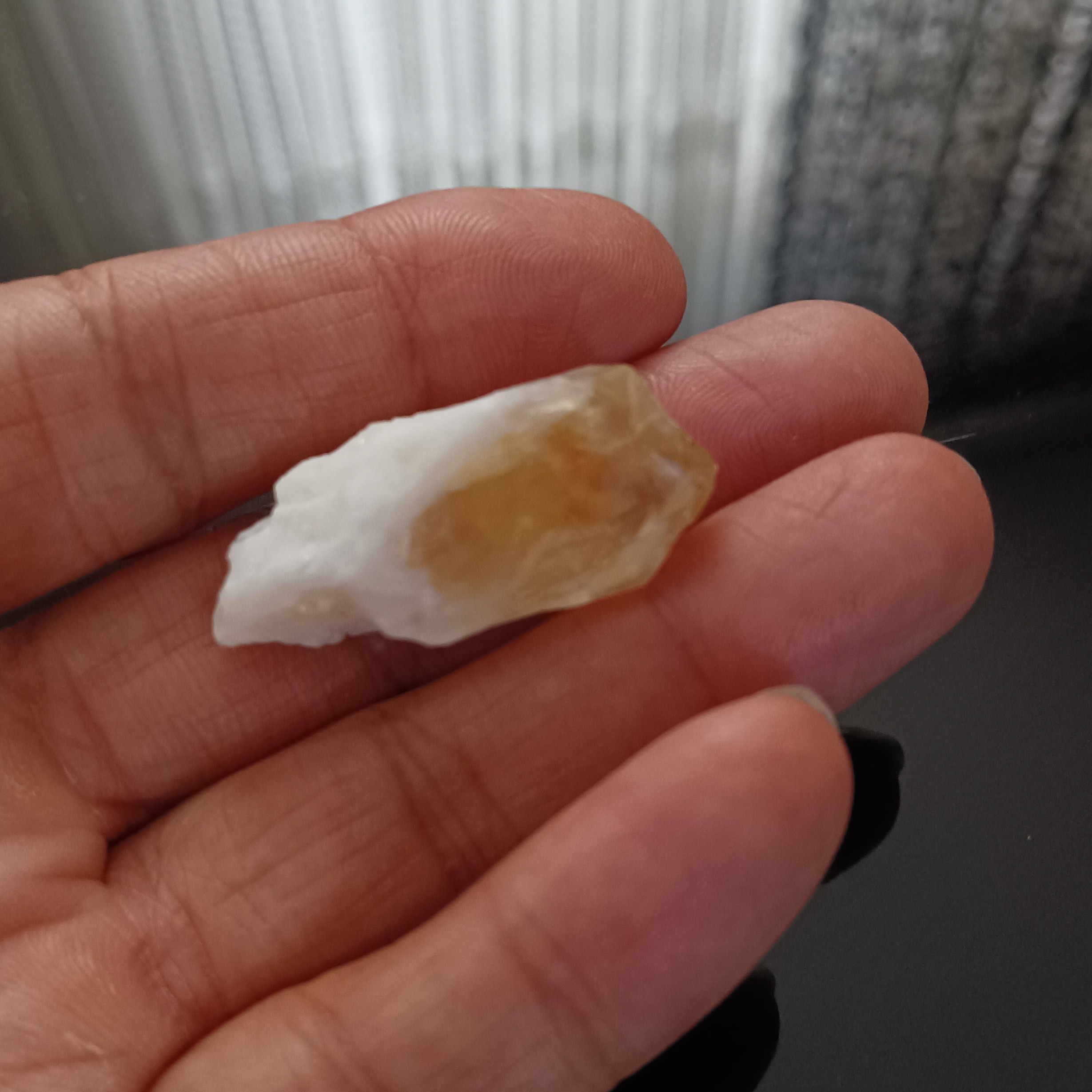 سنگ راف سیترین اصل و معدنی مخصوص تراش و ساخت آویز سنگ ماه تولد بسیار زیبا و خوشرنگ 