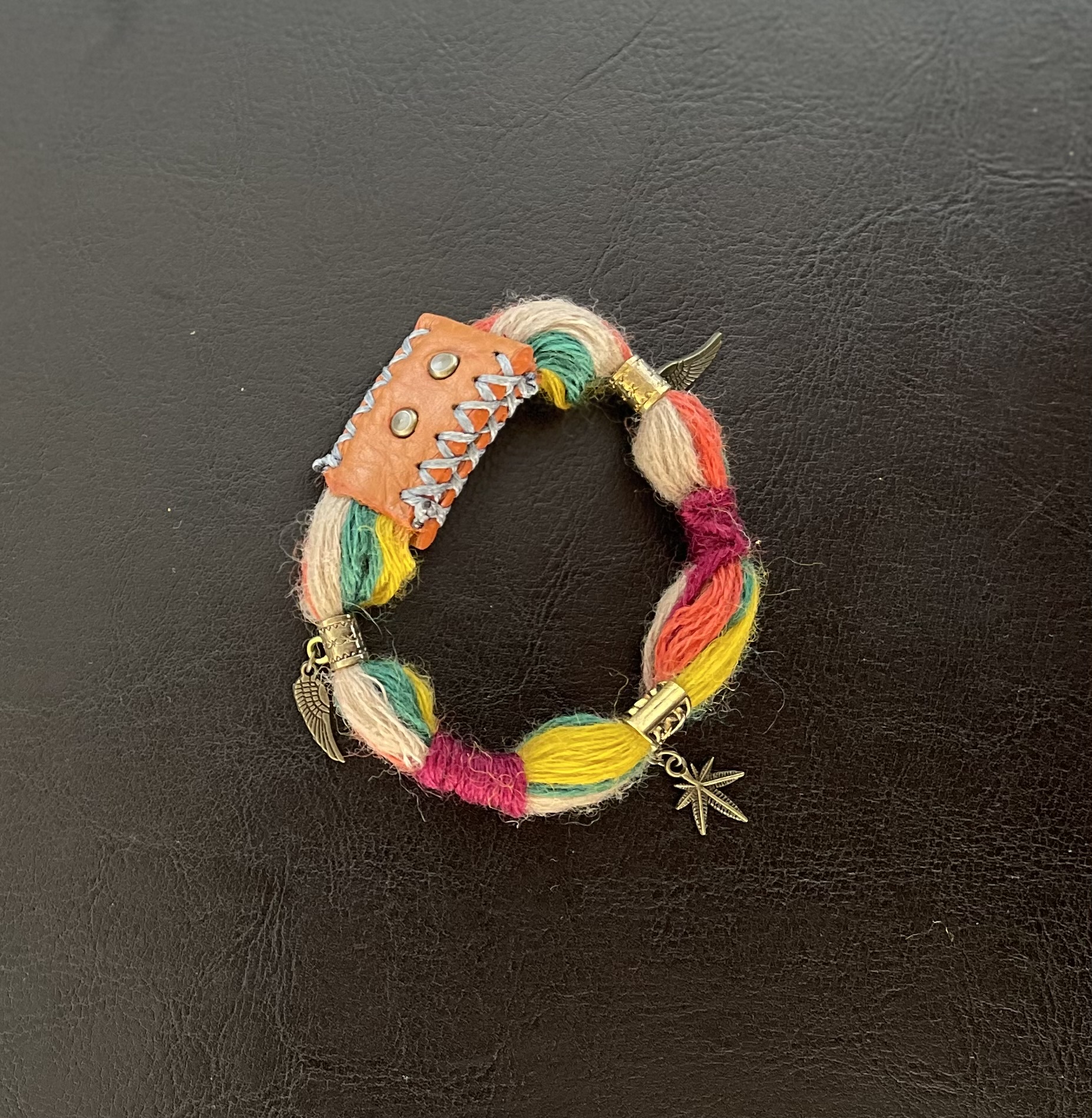 دستبند ترکیبی نخ و چرم