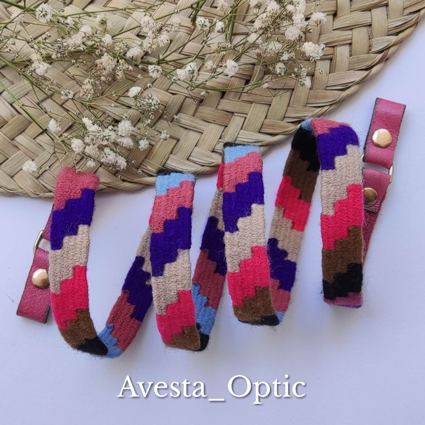 بند عینک گلیمی با یراق چرم بافت تمیز و رنگ بندی متنوع مناسب برای عینک طبی و آفتابی مخصوص بچه های هنر