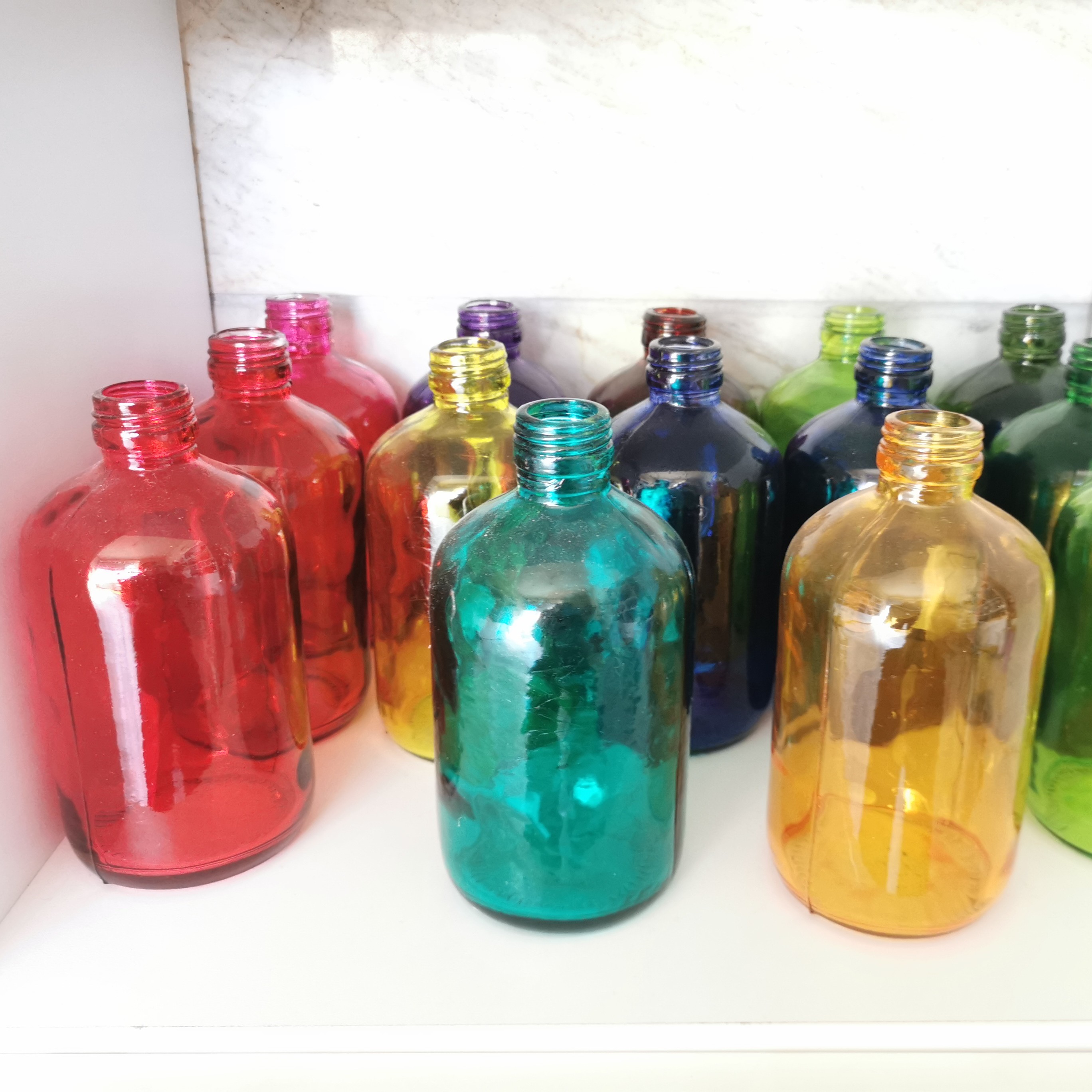 گلدان شیشه ای رنگی خاص مخصوص گل های طبیعی در رنگ بندی های جذاب 