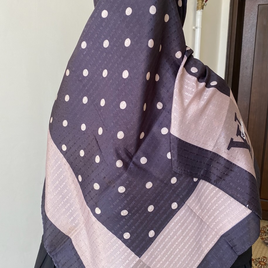 روسری نخی طرح ال وی و توپی