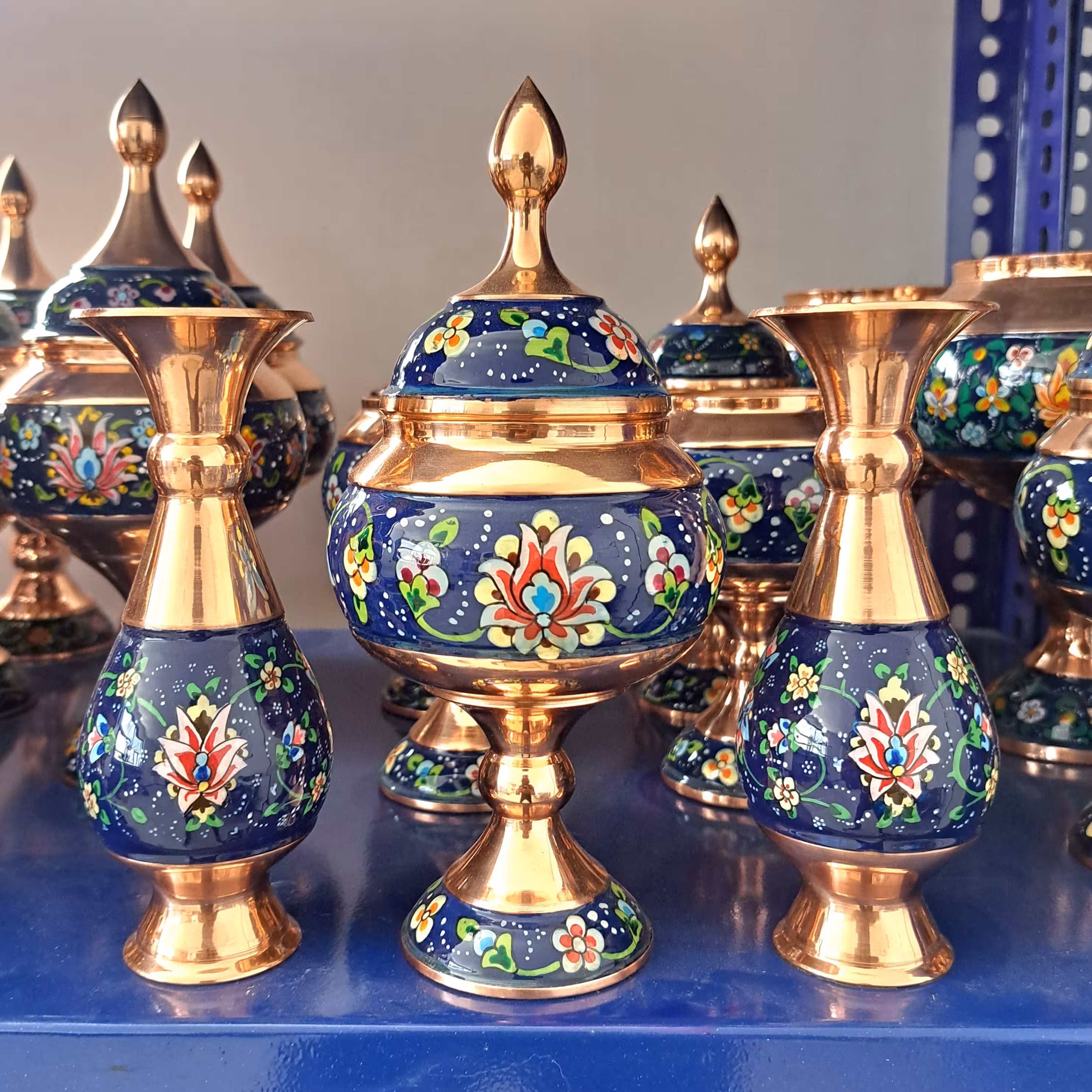 ست شکلات خوری مس و پرداز به همراه جفت گلدان مس و پرداز
