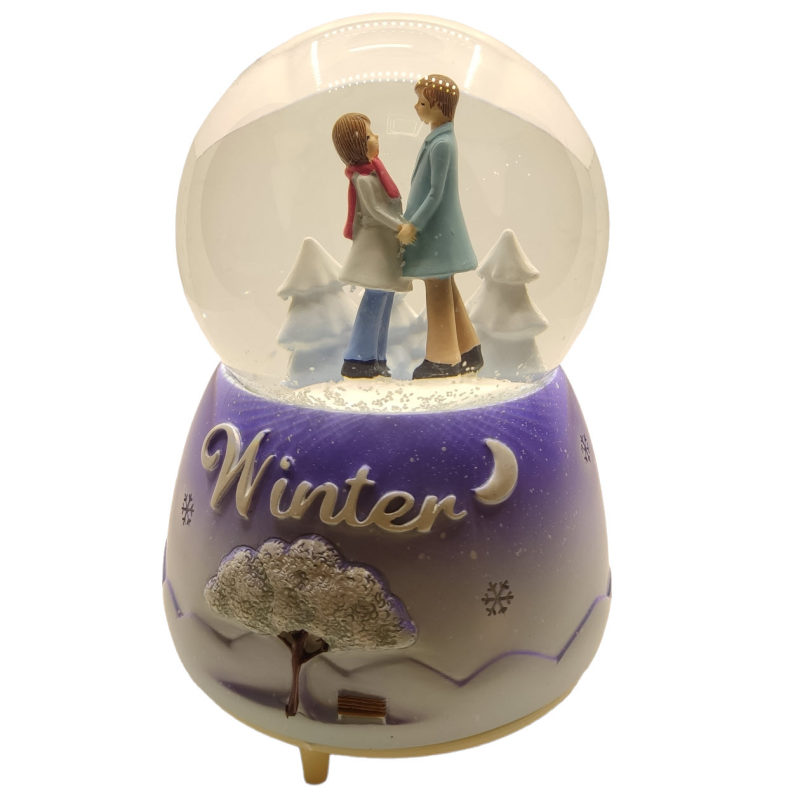 گوی موزیکال مدل  چراغ دار طرح دیدار عاشقانه برفی