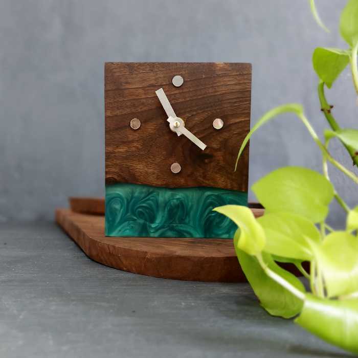 ساعت رومیزی چوبی رزینی کد 03