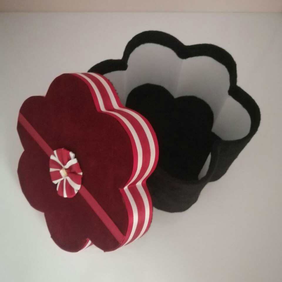 باکس جیر مخمل زرشکی ،مدل گل محمدی  مناسب  هدیه ولنتاین وغیره ، موجود هست ، آماده فروش 