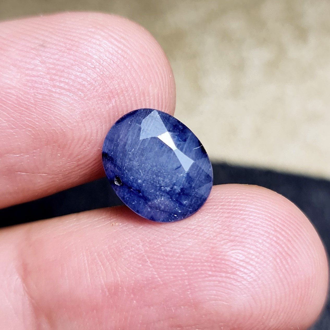  نگین زیبای سنگ یاقوت کبود خوش رنگ معدنی با وزن 5قیراط 
کد  28717
