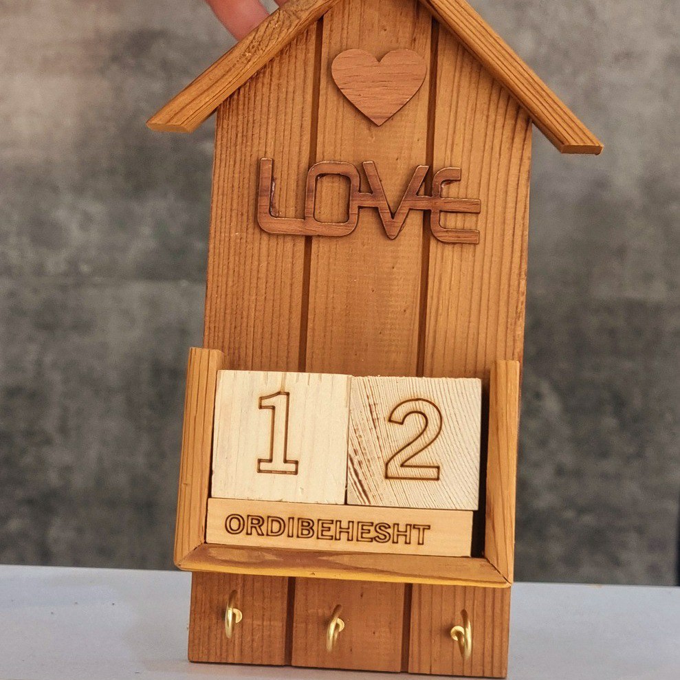 جا کلیدی چوبی ،تقویم دار ،طرح کلبه ،کیفیت بسیار عالی ،جعبه کادویی