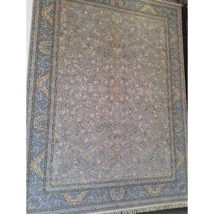 فرش ماشینی 700 شانه اصل10 رنگ با تراکم 2550 طرح زرنگار زمینه سیلور 12 متری جنس اکرولیک