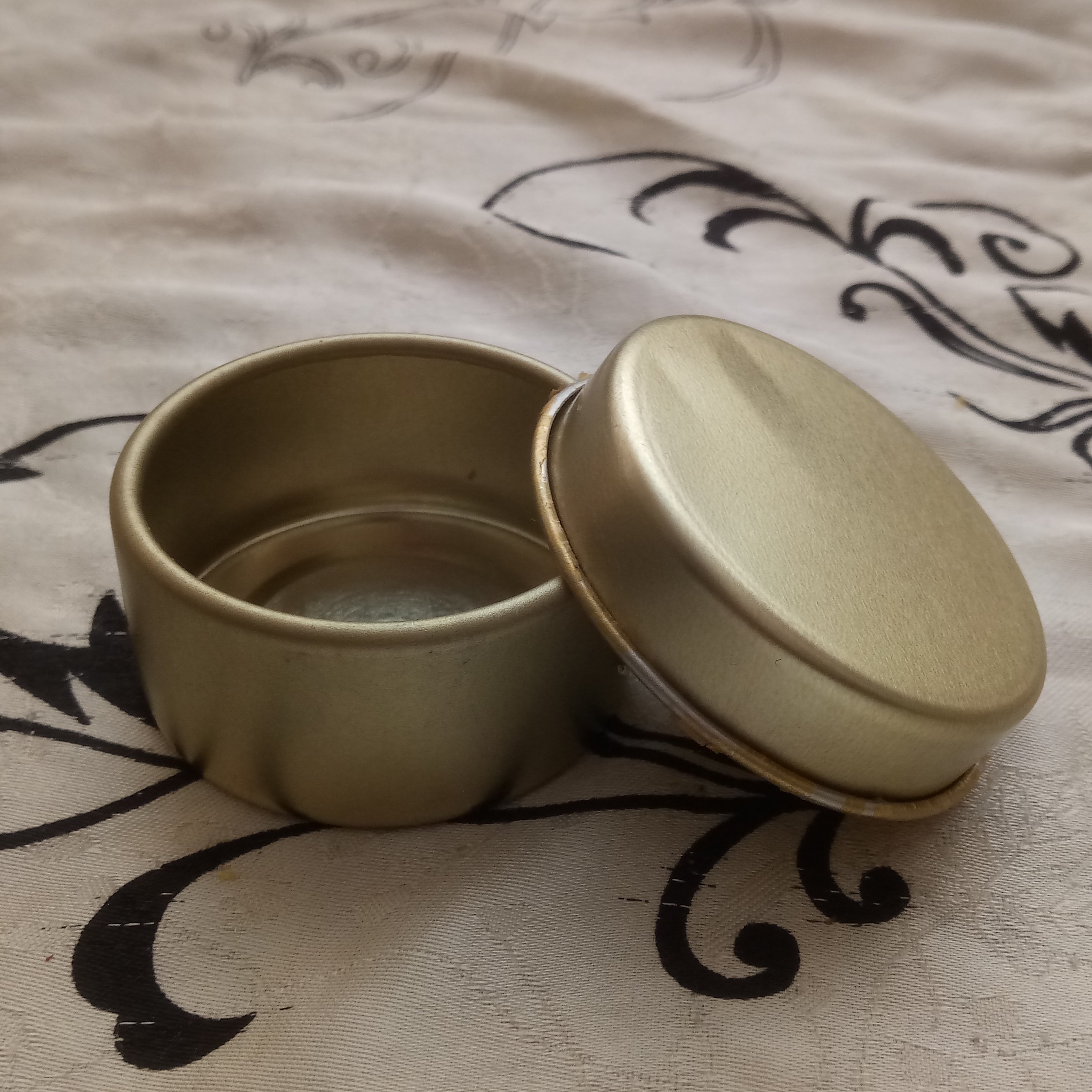 قوطی فلزی طلایی 4٫5 با ارتفاع2سانت مخصوص شمع و زعفران _ 10 عددی