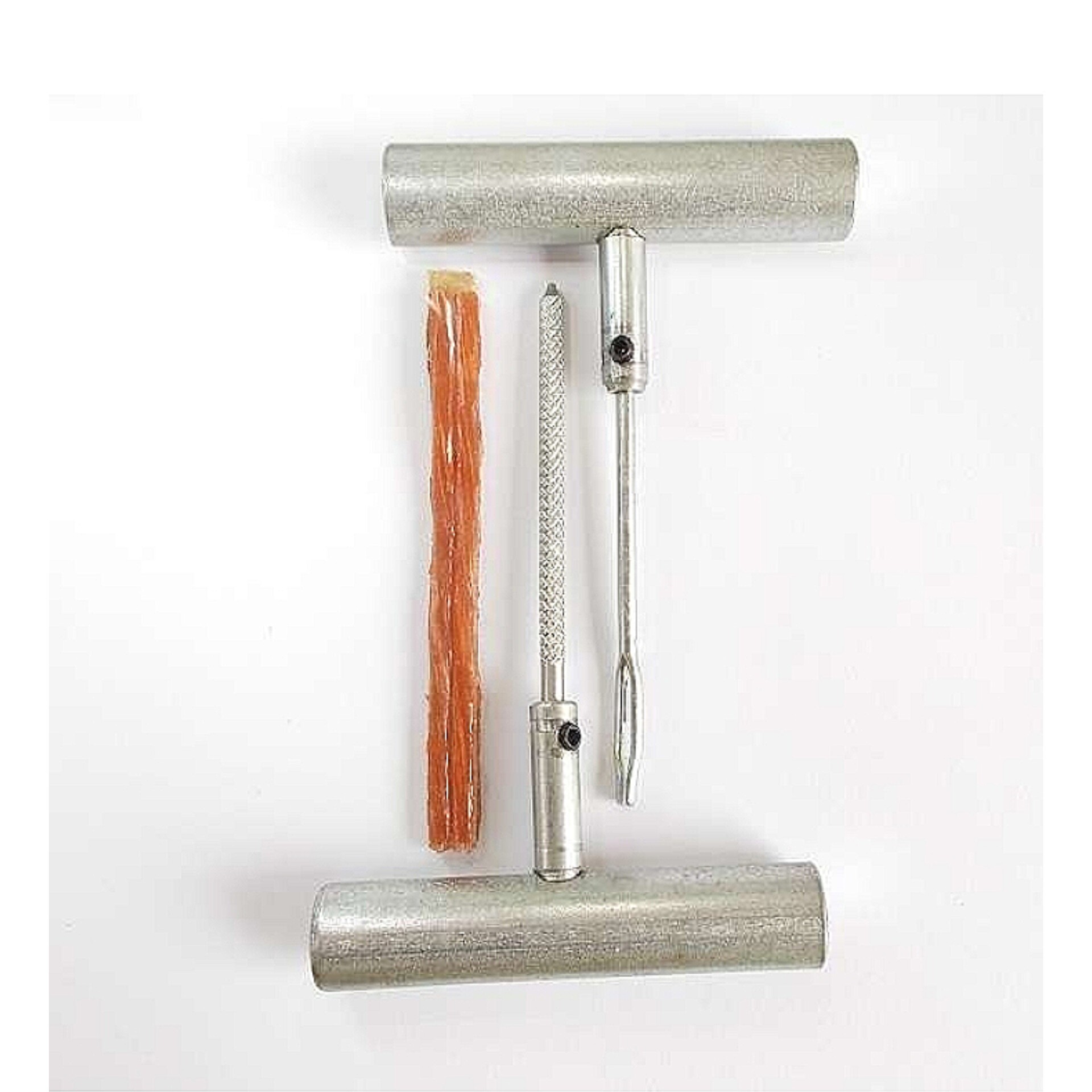 کیت پنچرگیری لاستیک خودرو تیوبلس فلزی جنس سنگین به همراه نخ و اچار والف موجود است 