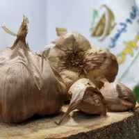 سیر سیاه ، تازه ، درجه یک  500گرمی (عطاری و محصولات ارگانیک طراوت)