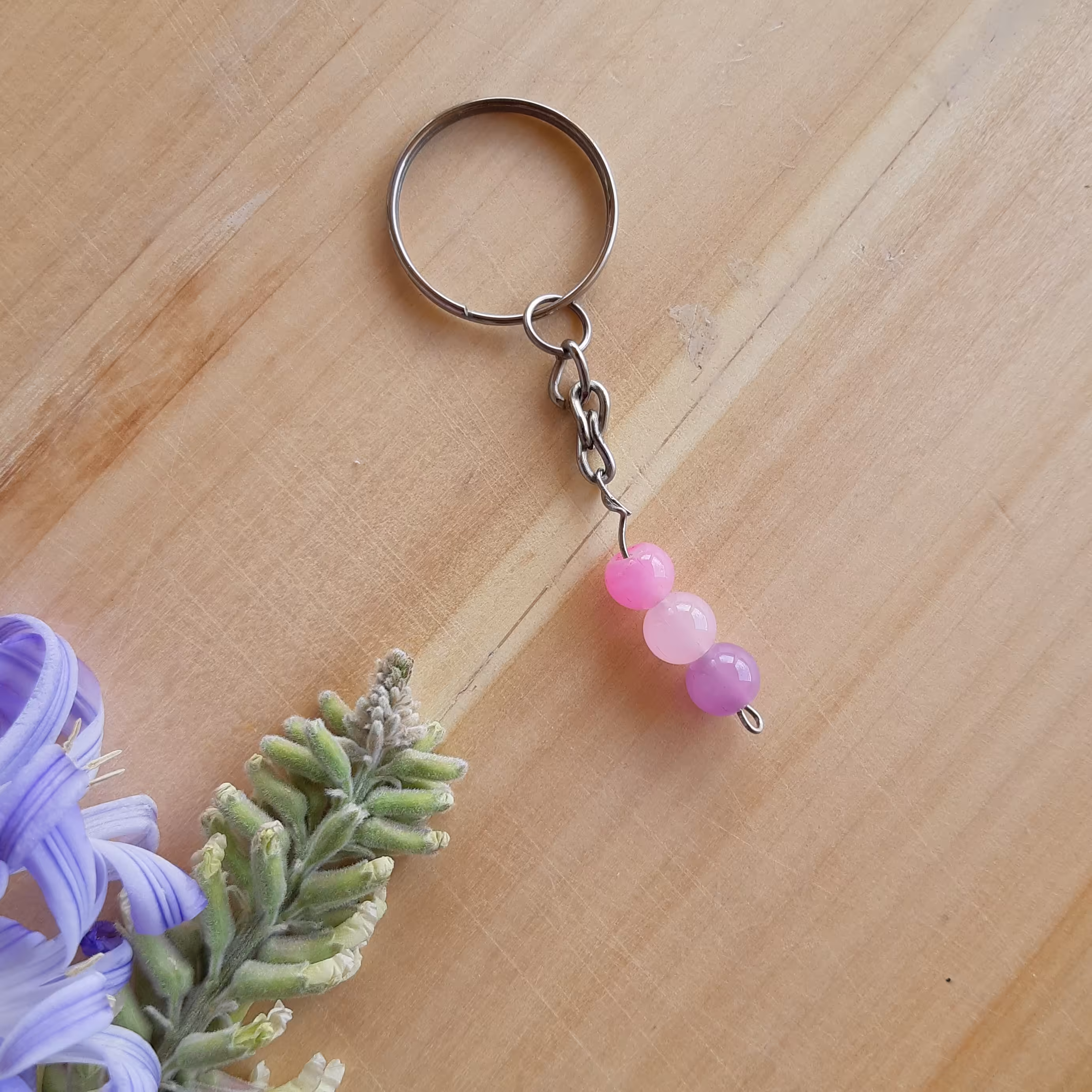 جاسوییچی با مهره های سنگی صورتی یاسی. قابل سفارش با رنگهای دیگر  و آویز فلزی. جاکلیدی. سرکلیدی