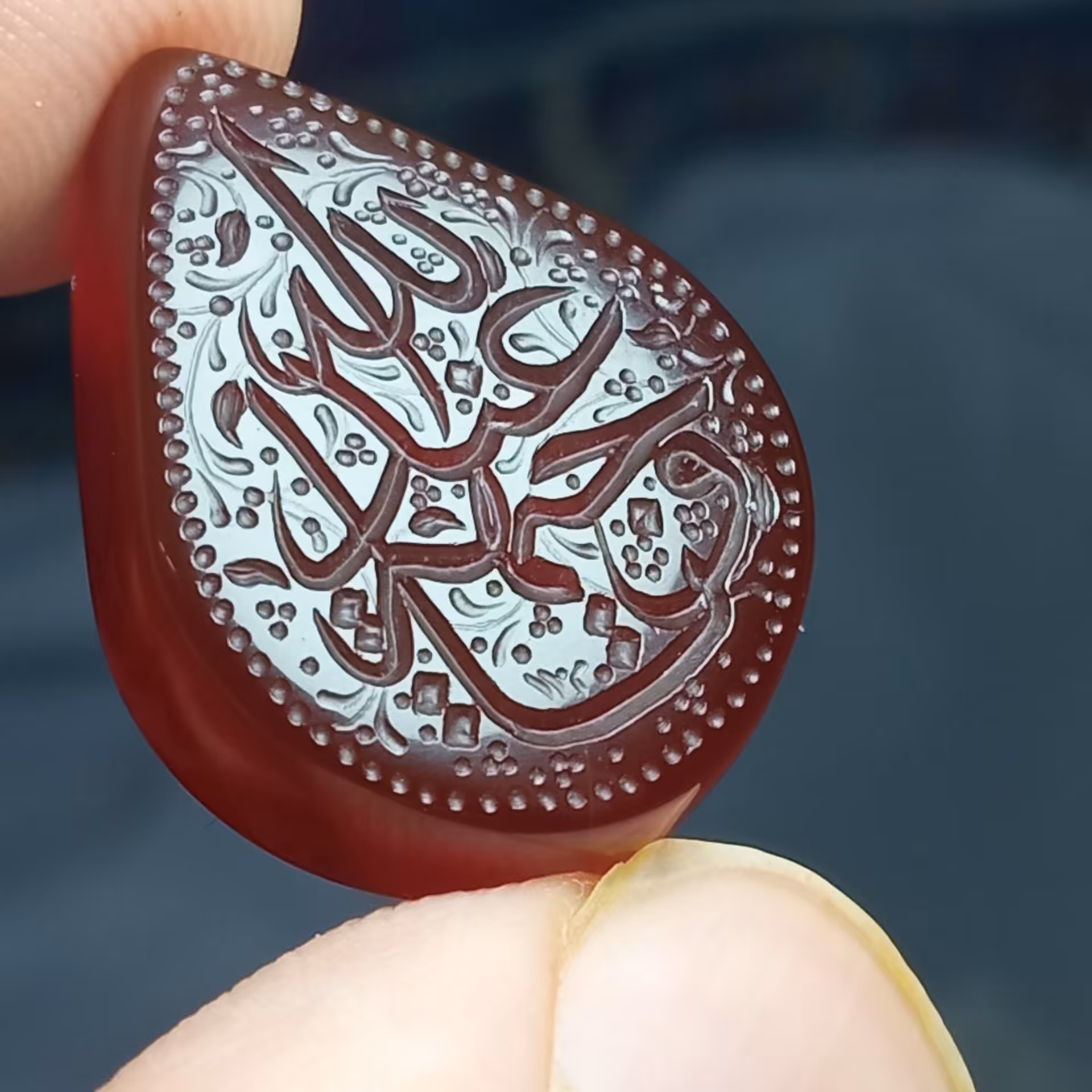 نگین عقیق با حکاکی زیبای یا وجیها عندالله بسیار زیبا