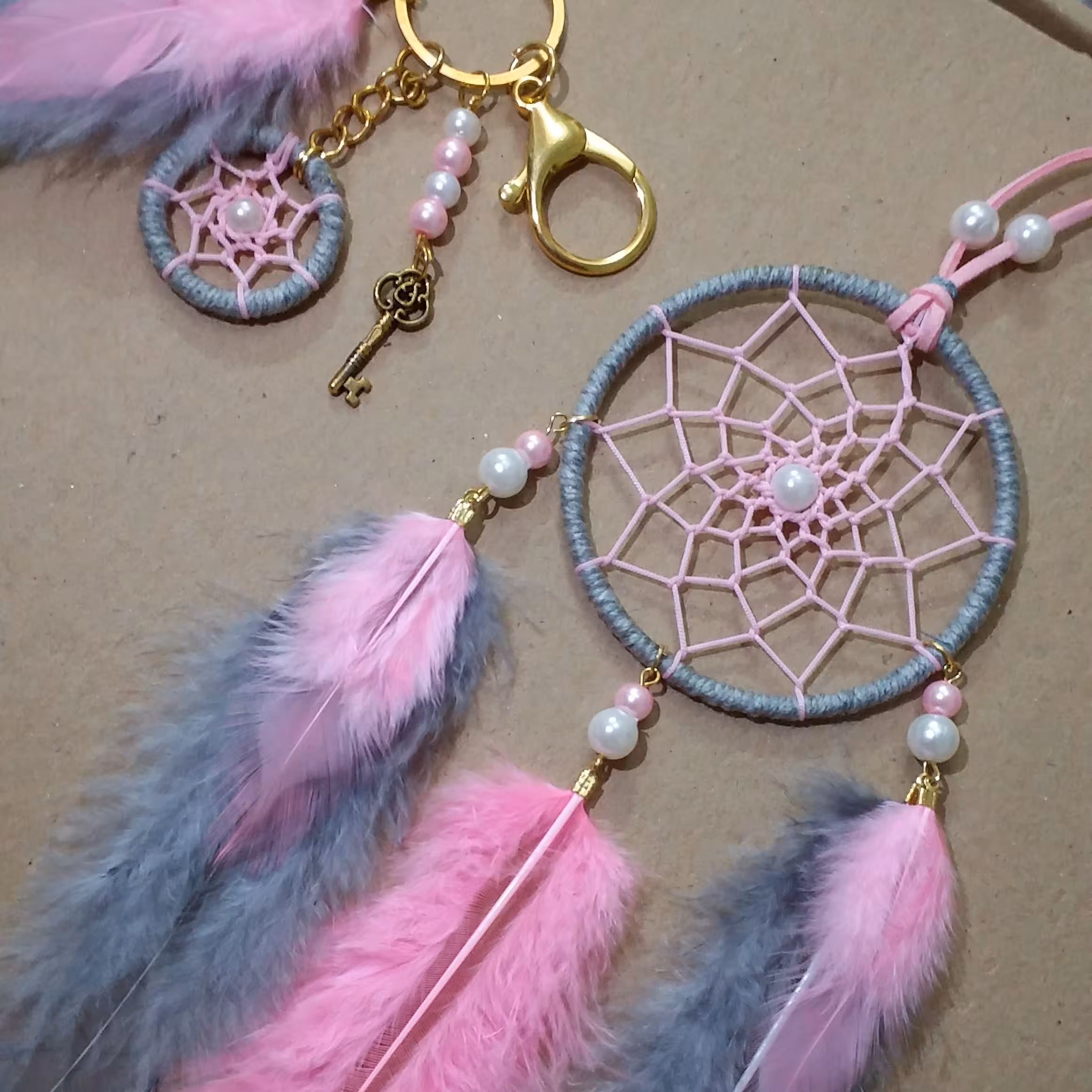 اویز ماشین و جاسوئیچی رنگ طوسی صورتی با ارسال رایگان 