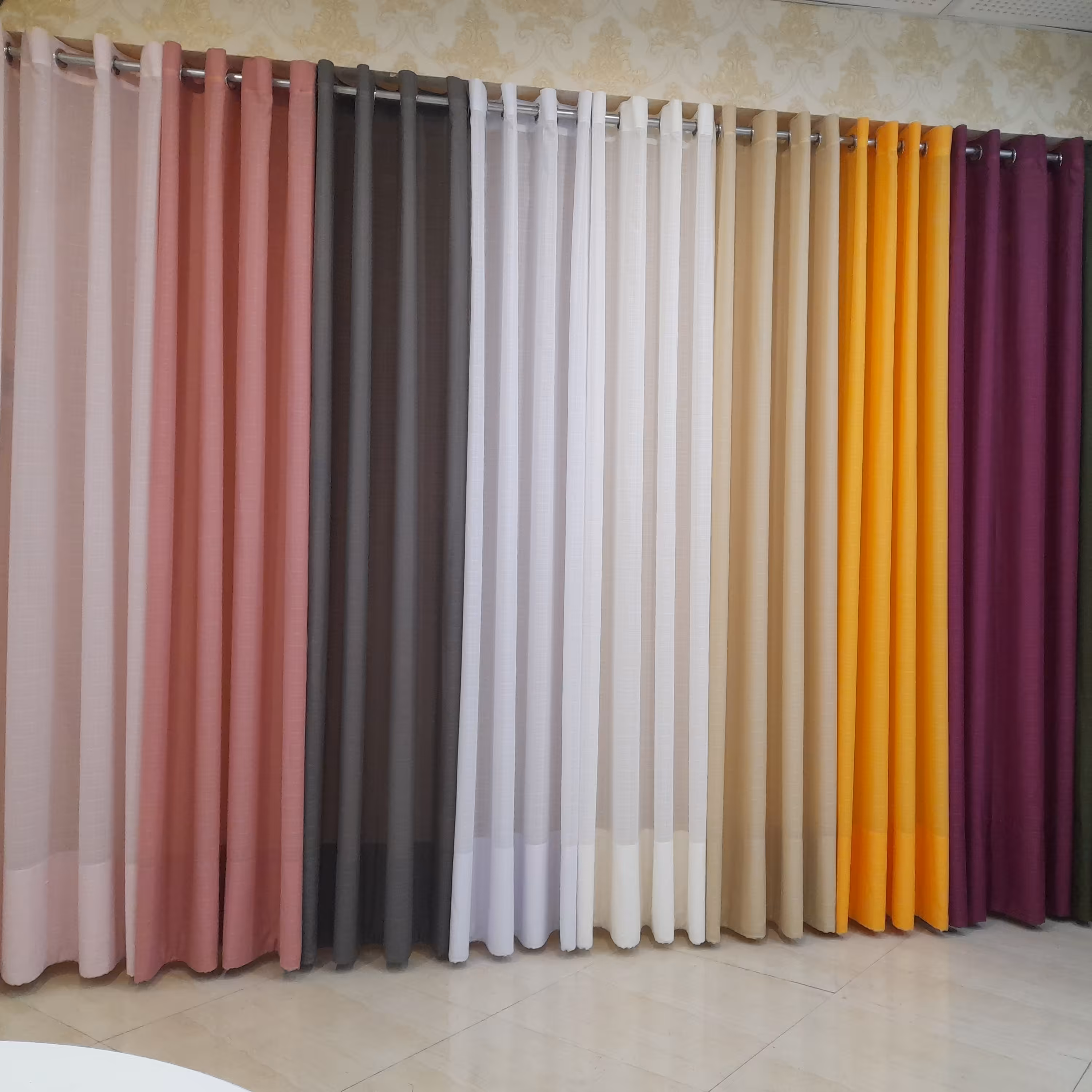 پنل آماده حریر کتان بافت دار در رنگبندی هر پنل به عرض 1 متر 50  سانت در ارتفاع2 متر و 80 سانت