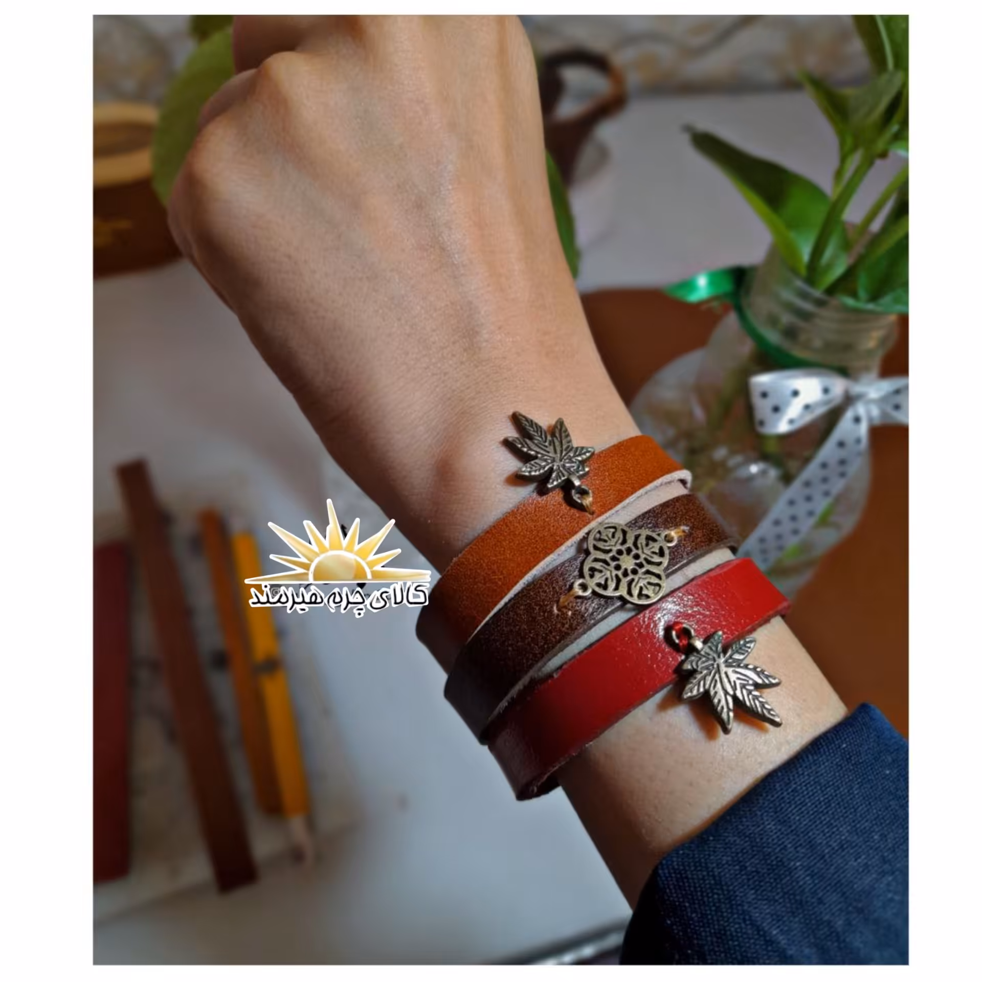 دستبند چرم مناسب خانمها و اقایان کاملا دست دوز 