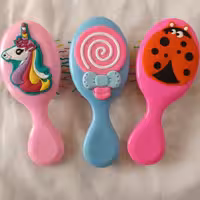 شانه دخترانه عروسکی سبک و مقاوم در طرح های مختلف