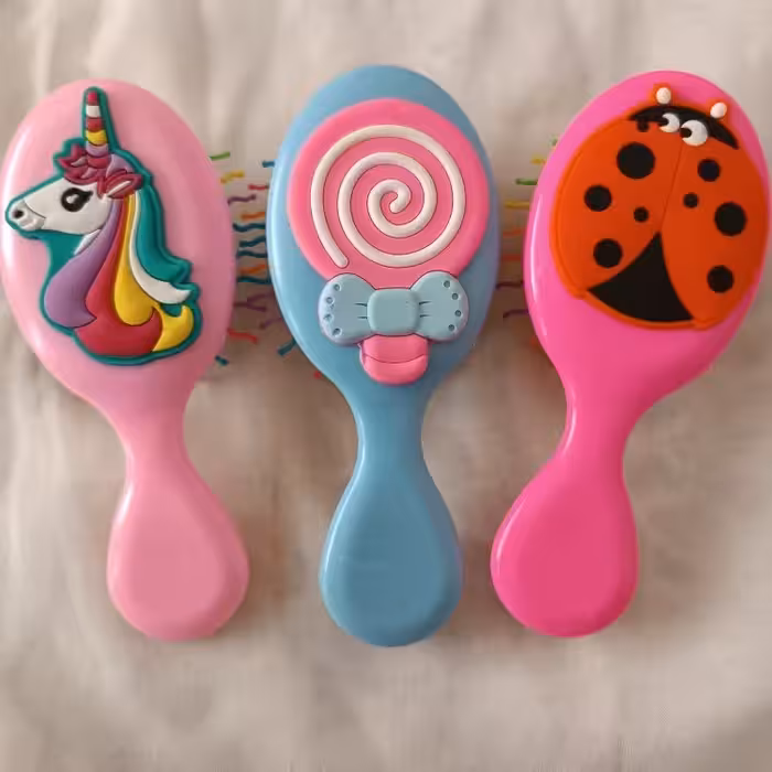 شانه دخترانه عروسکی سبک و مقاوم در طرح های مختلف