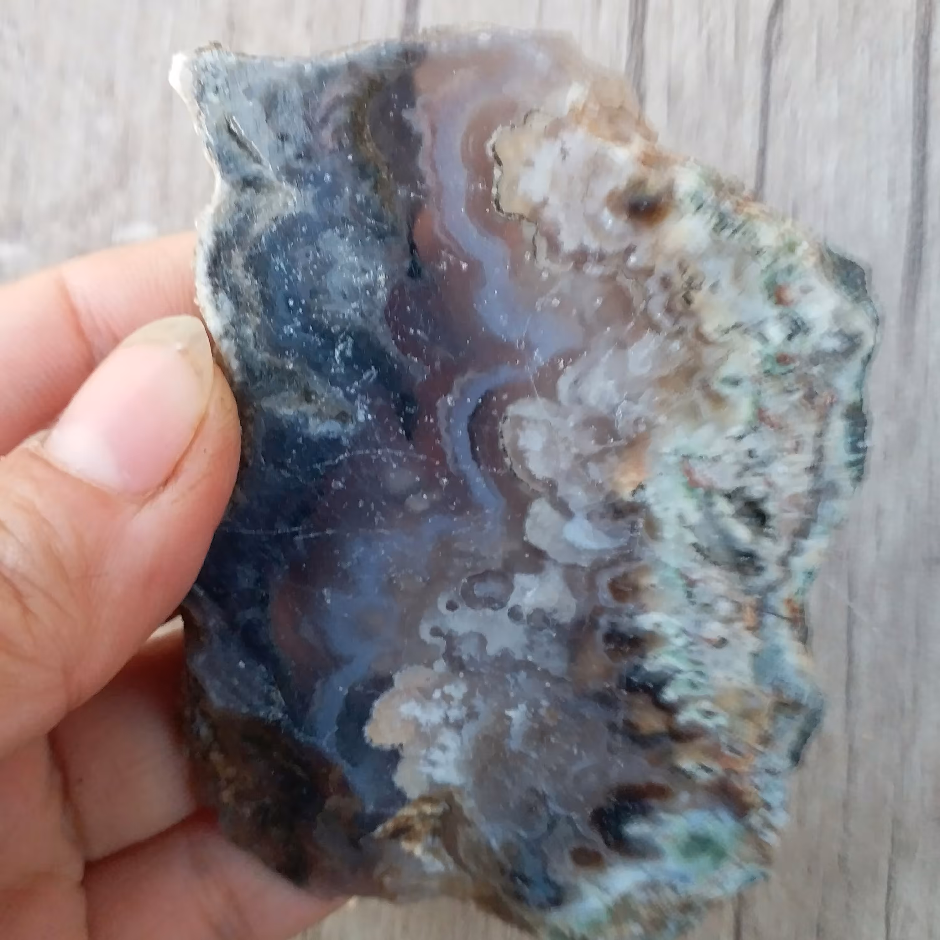 اسلایس عقیق شجر  اصل با درختان واضح و کشیده مناسب دکور و یا ساخت نگین معدنی و اصل با رنگ طبیعی و خواص بسیار طول 8 سانت 