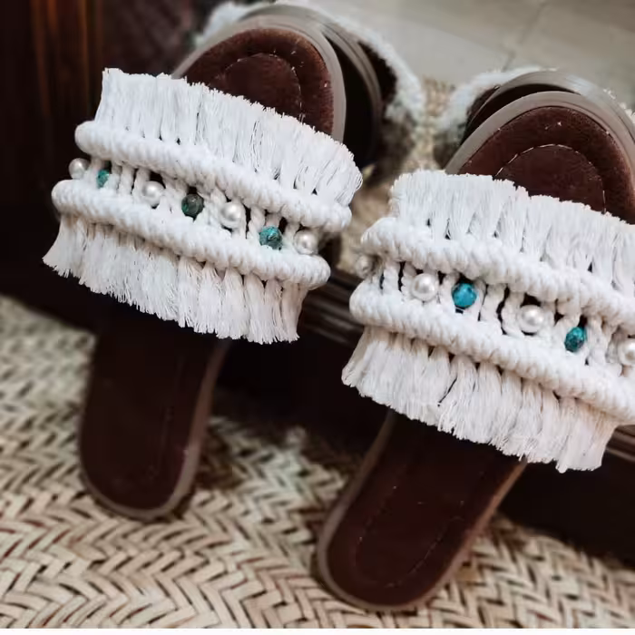 صندل زنانه مکرومه بافی با تزیین مروارید و فیروزه دارای سایزبندی 