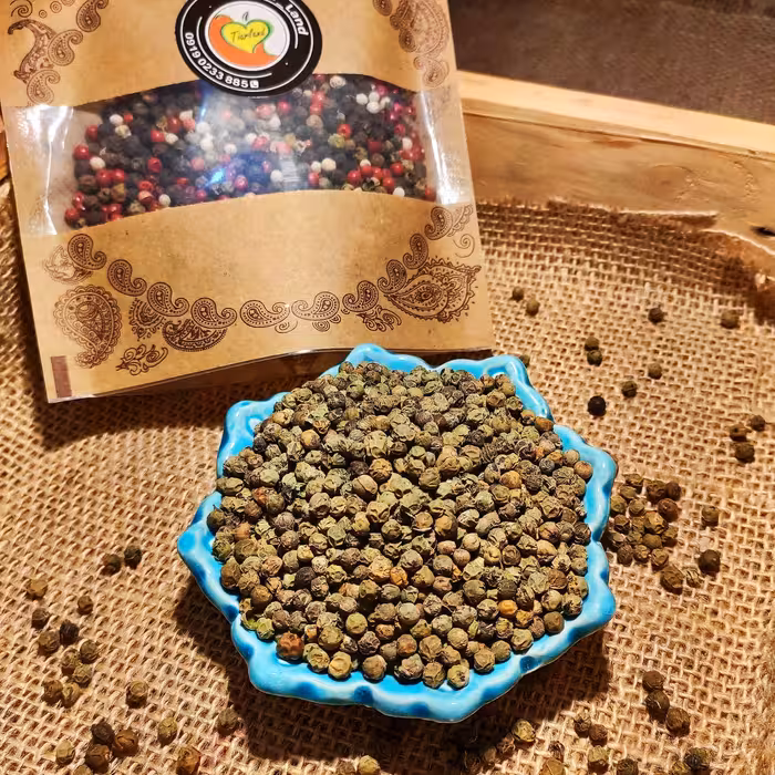 دانه فلفل سبز تیارمزه، معطر ، این فلفل همراه فلفل  صورتی ترکیب و ارائه میشود. 30 گرم فلفل سبز  با 30 گرم فلفل صورتی