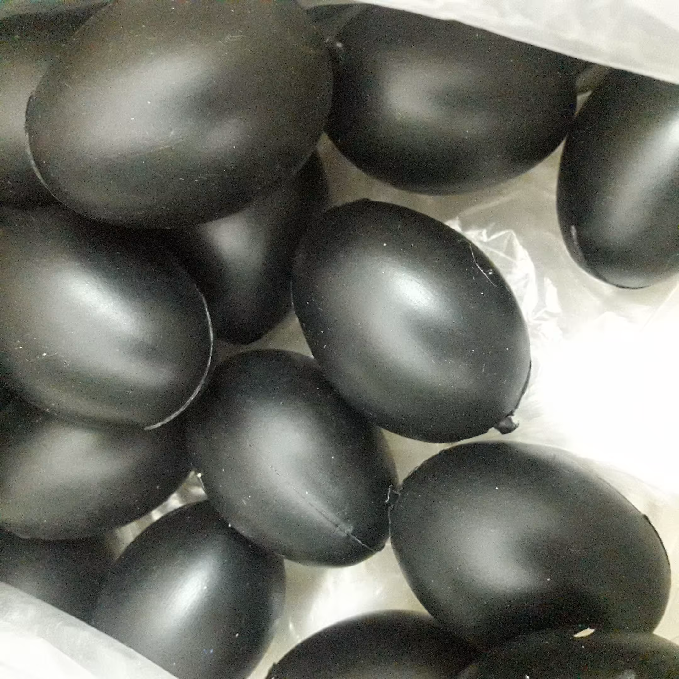 یک عدد تخم مرغ پلاستیکی مشکی