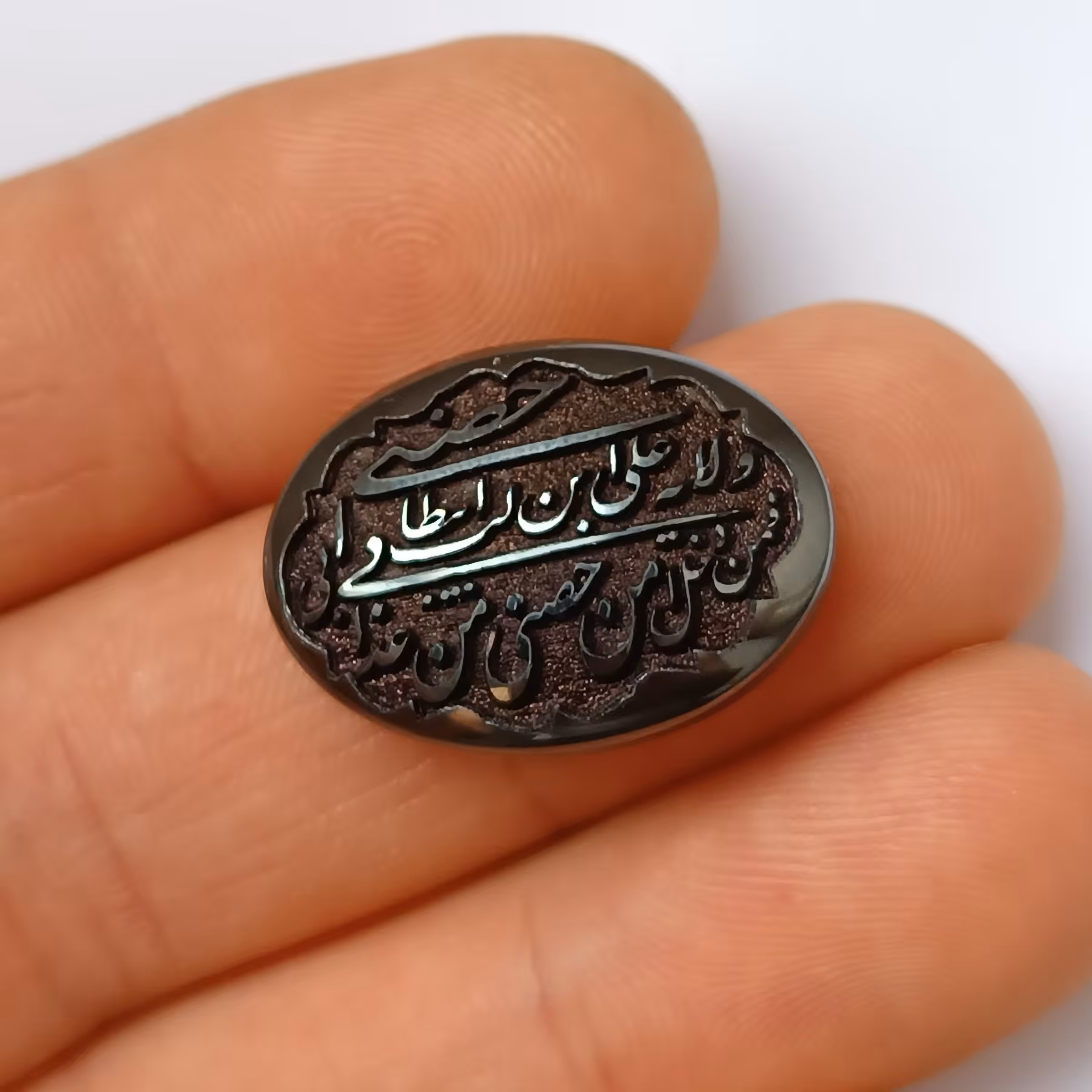 سنگ حدید با حکاکی نفیس دعای ولایت علی ابن ابی طالب حکاکی برجسته نقره جات فرازی فر 