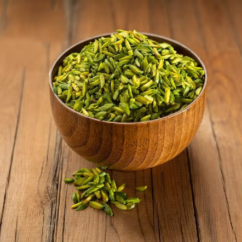 خلال پسته سبز خوش رنگ مجلسی تازه و اعلاء درجه یک ، بدون هرگونه رنگ و افزودنی (  بسته 100 گرمی )