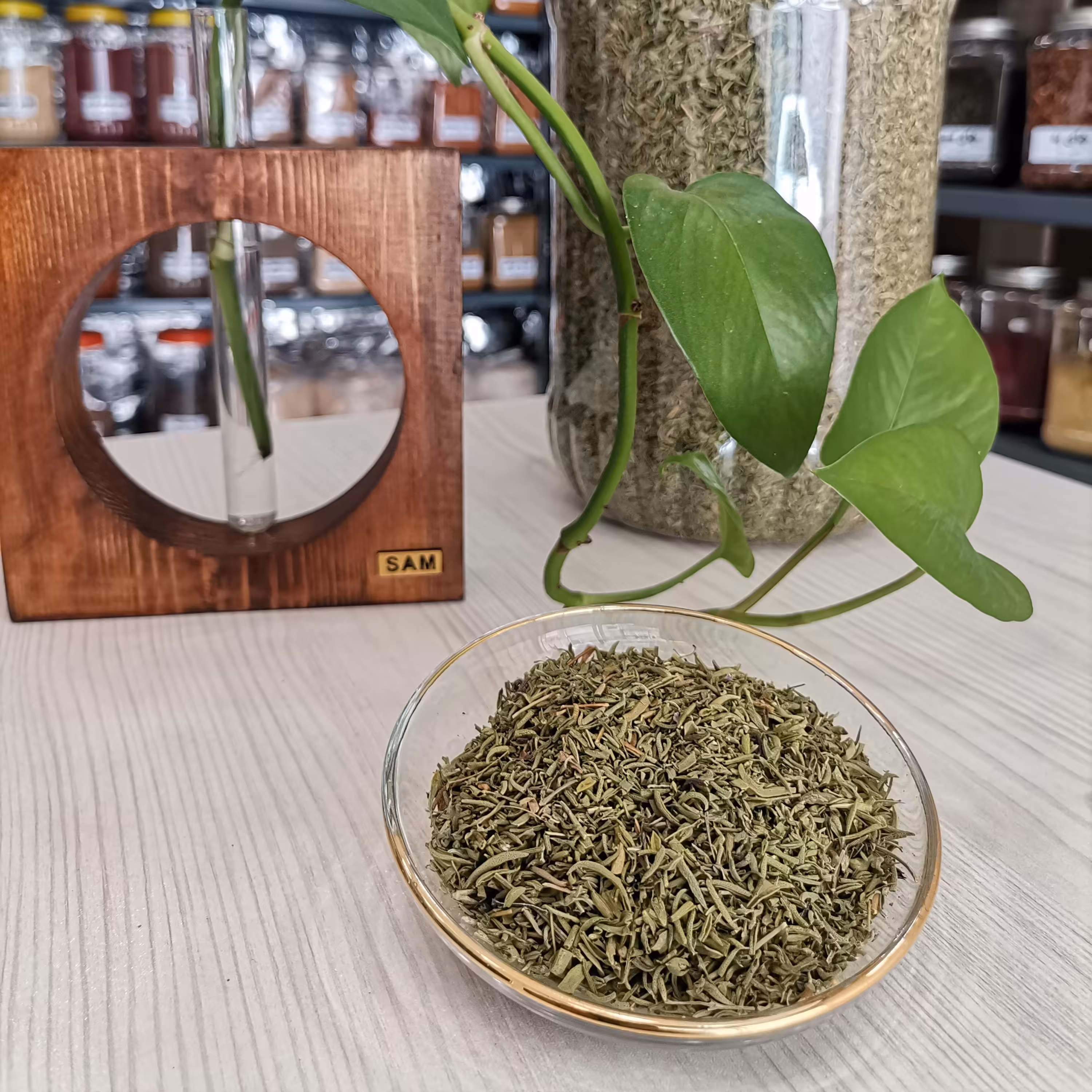 مرزه خشک اعلا خانه ادویه در بسته بندی های100 گرمی  تمیز  و بهداشتی 