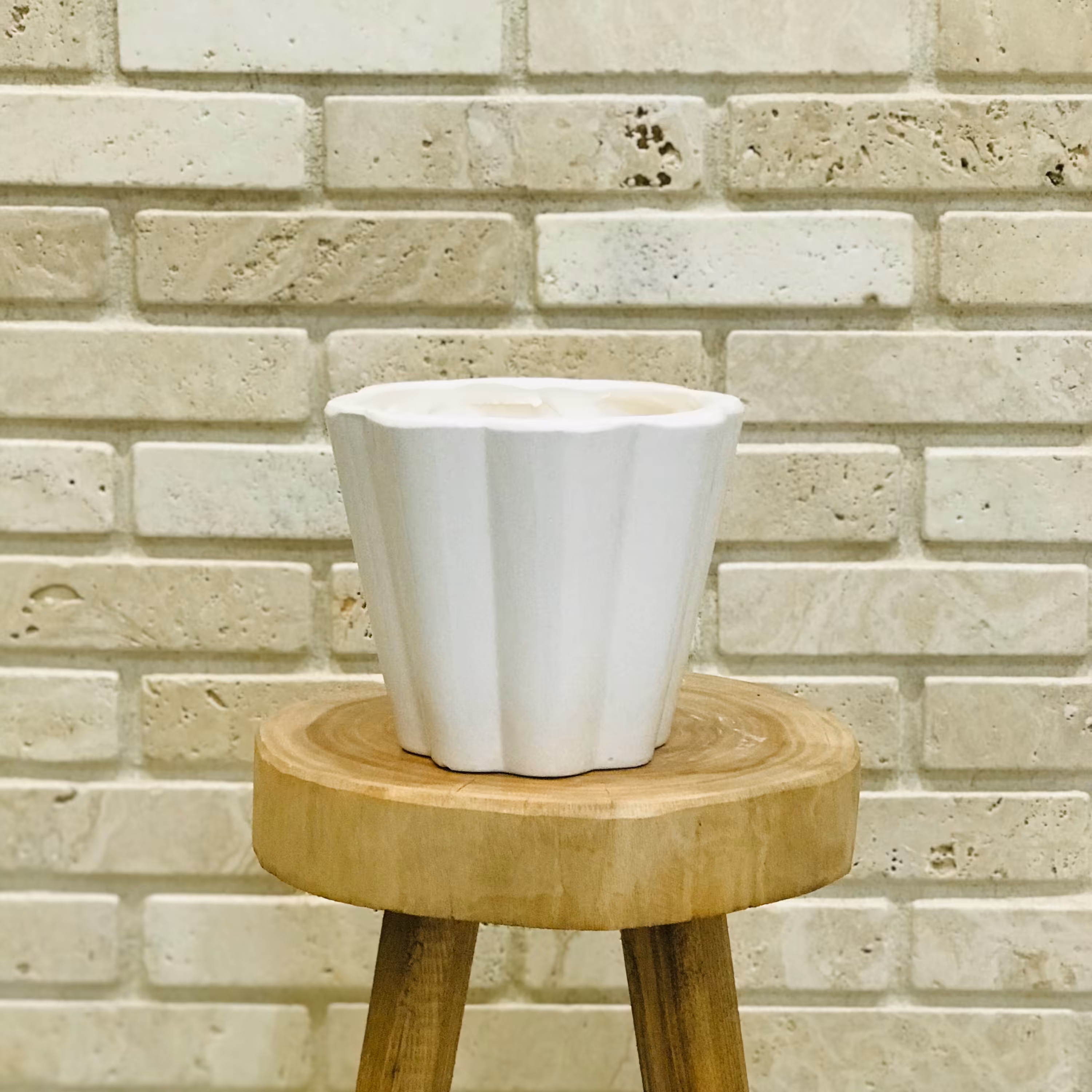 گلدان سرامیکی سفید طرح گل