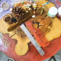 شانه موی سر رزین مدل دسته دارطرح دورنگ برند E. K کد 1038