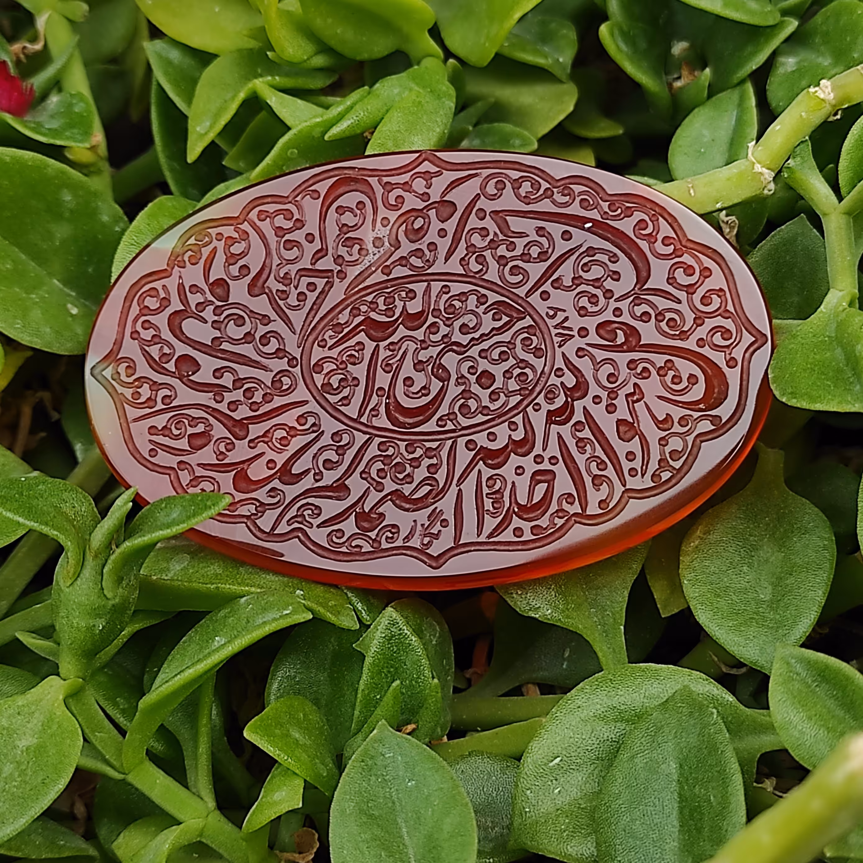 عقیق مدالی سرخ رنگ حکاکی شده تماما کار دست