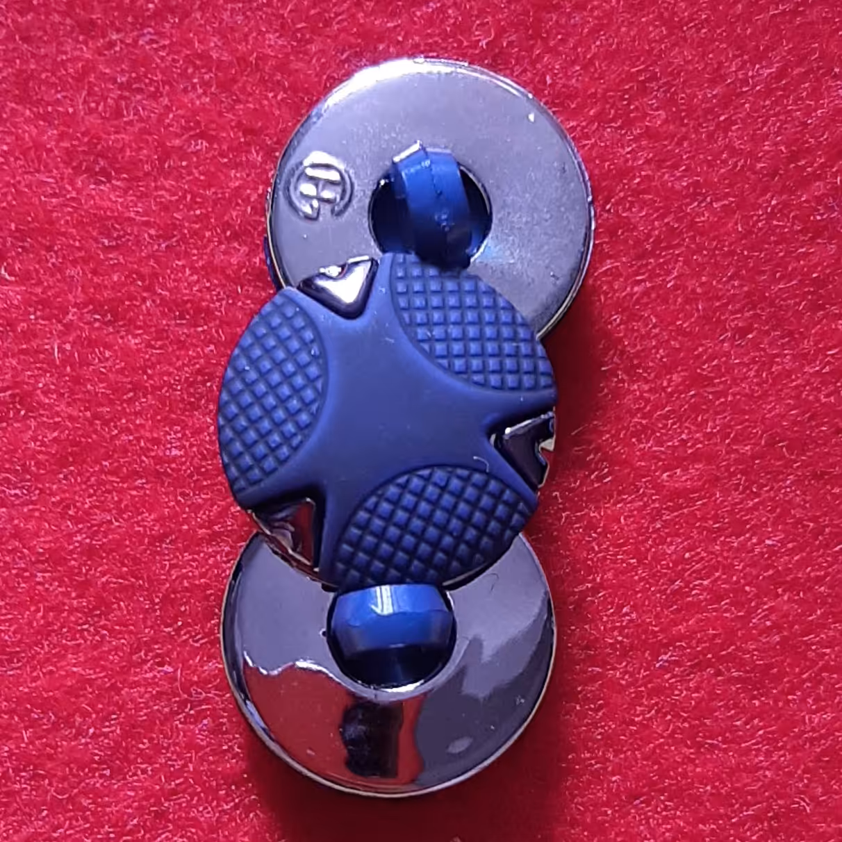 دکمه سورمه ای رنگ طرح برجسته . دور فلزی . پایه دار. سایز کوچک یک و نیم سانتی.