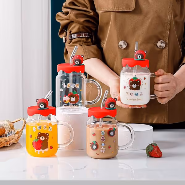 ماگ شیشه ای درب سیلیکونی طرح خرس و توت فرنگی 