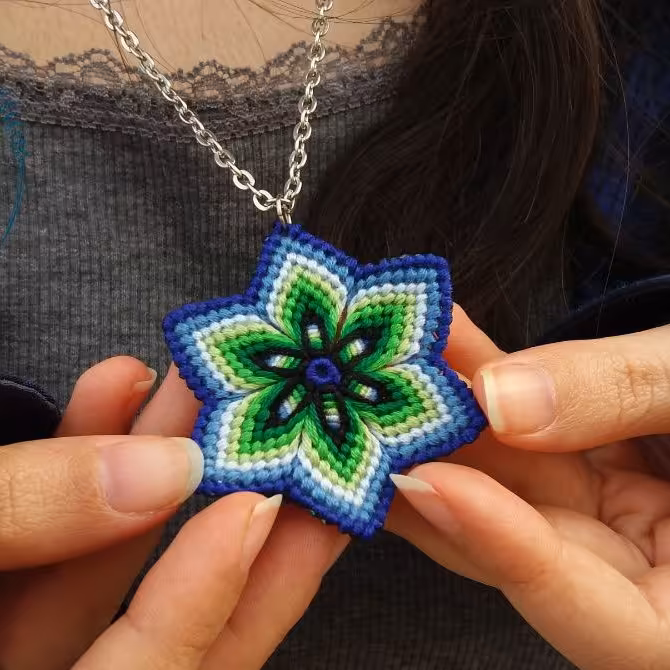 گردنبند دستساز طرح گل پری - 6 پر - آبی و سبز - محصول کاملا دستبافت تیم گوزن آبی