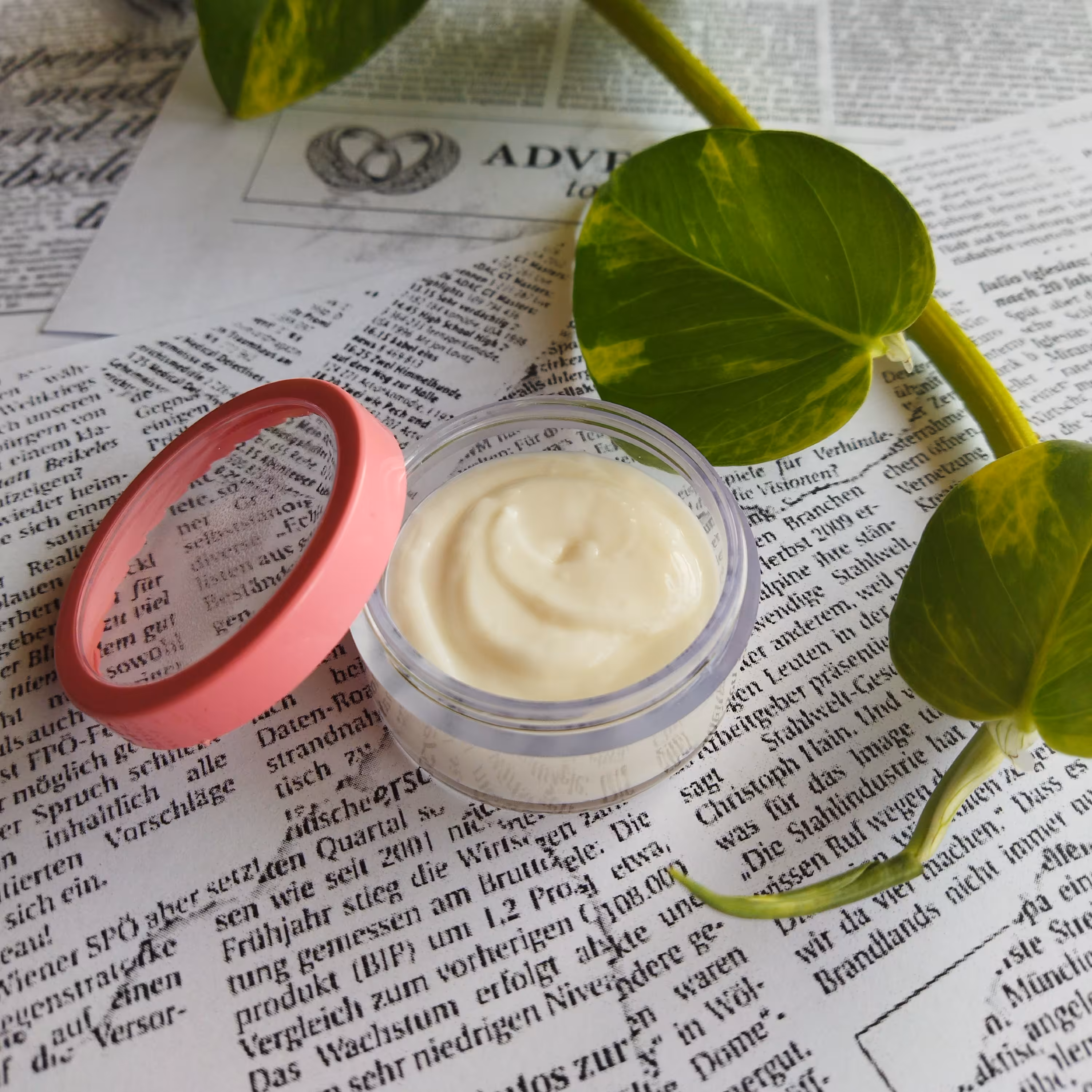 کرم جوانساز صورت دست‌ساز و گیاهی