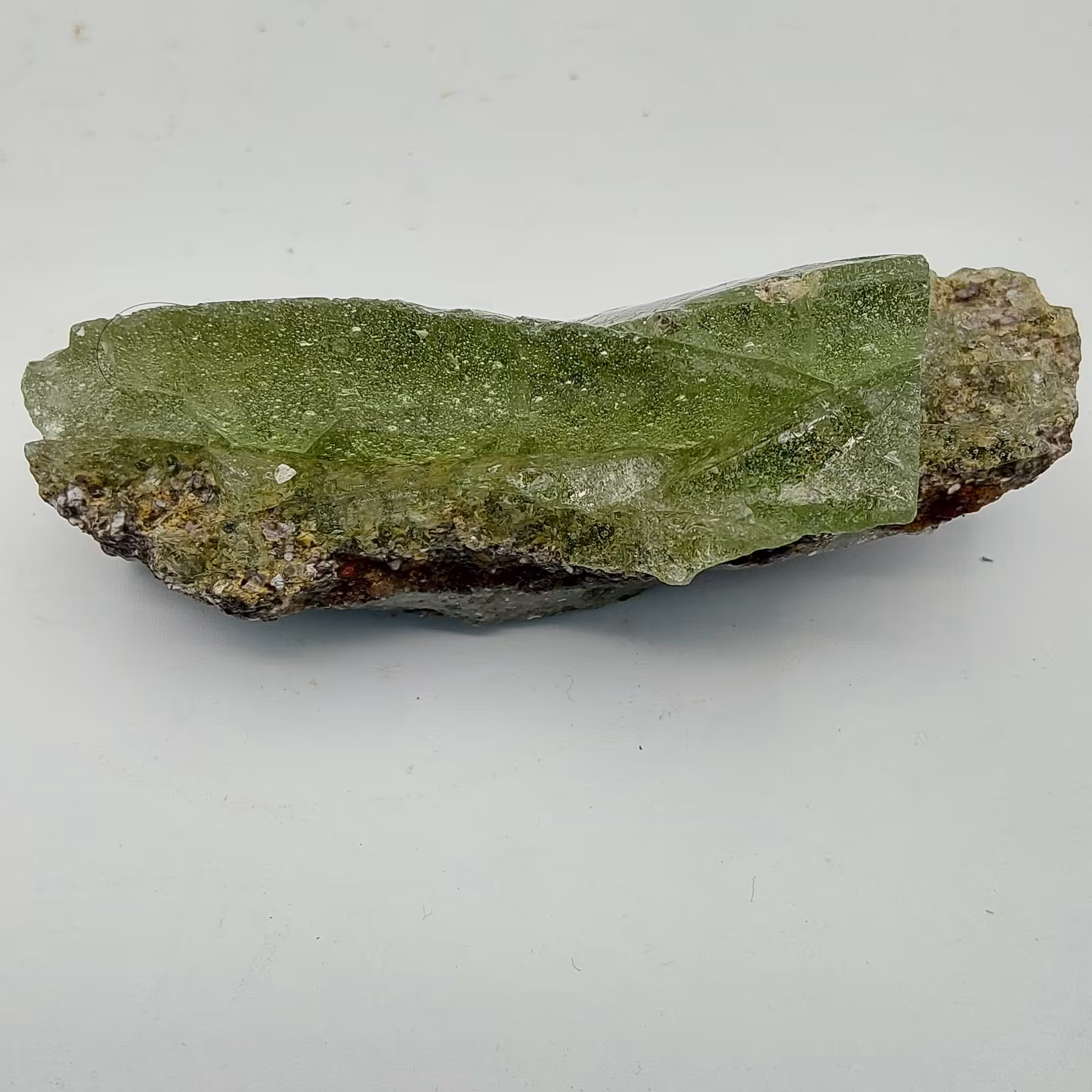 سنگ زینتی و قیمتی ابسیدین سبز.  وزن 61 گرم. کد a73